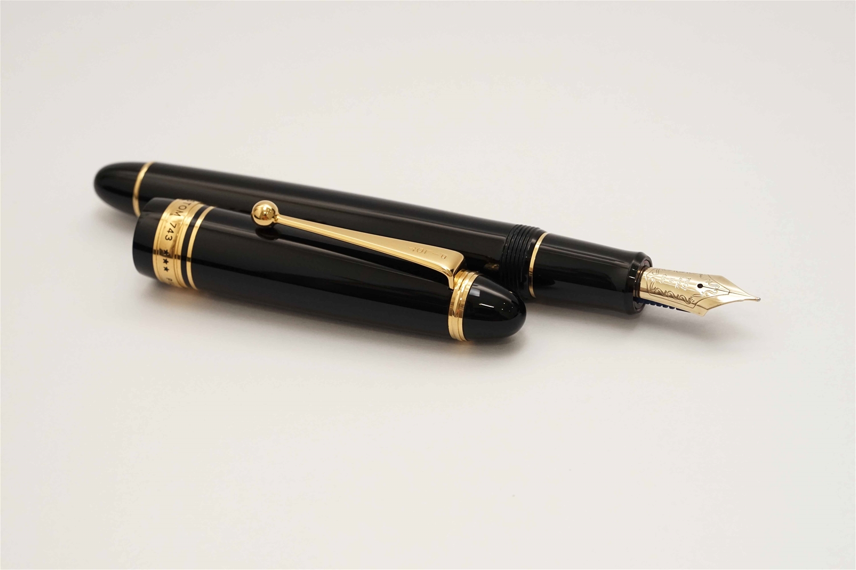 Bút máy Pilot Custom 743 Black 14K M