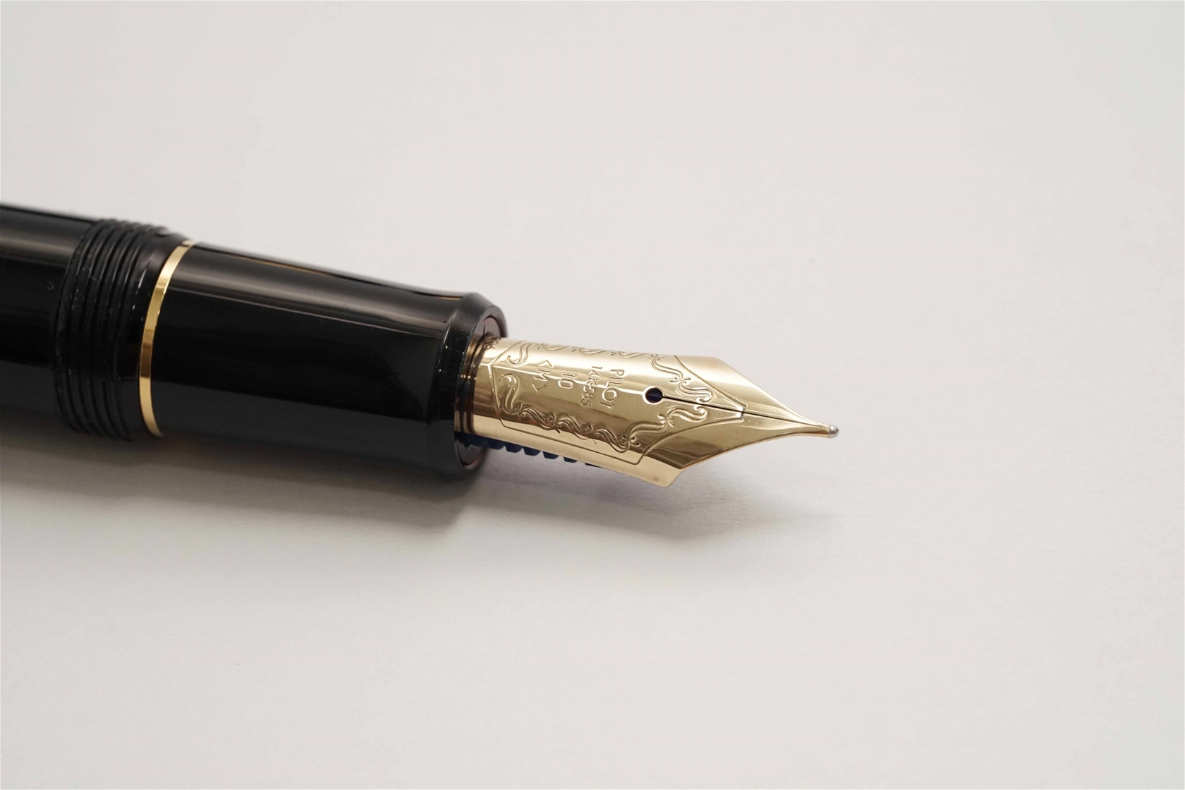 Bút máy Pilot Custom 743 Black 14K M