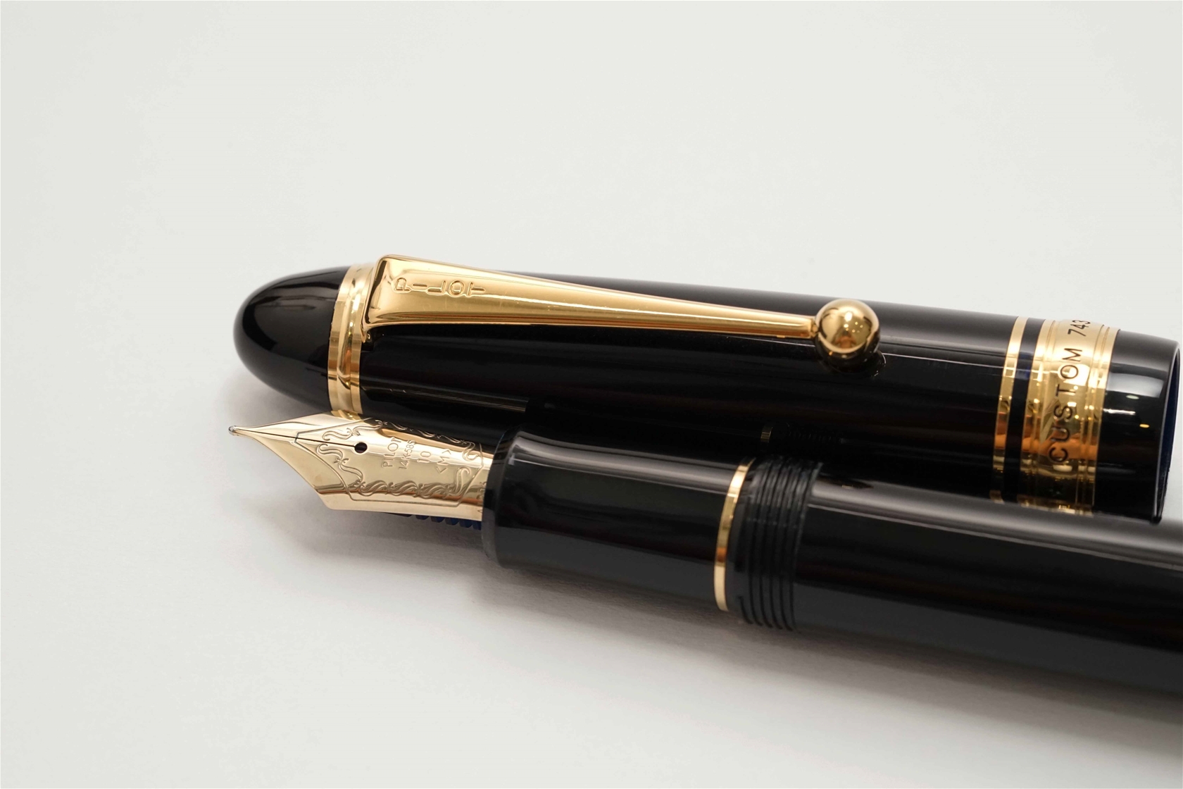 Bút máy Pilot Custom 743 Black 14K M