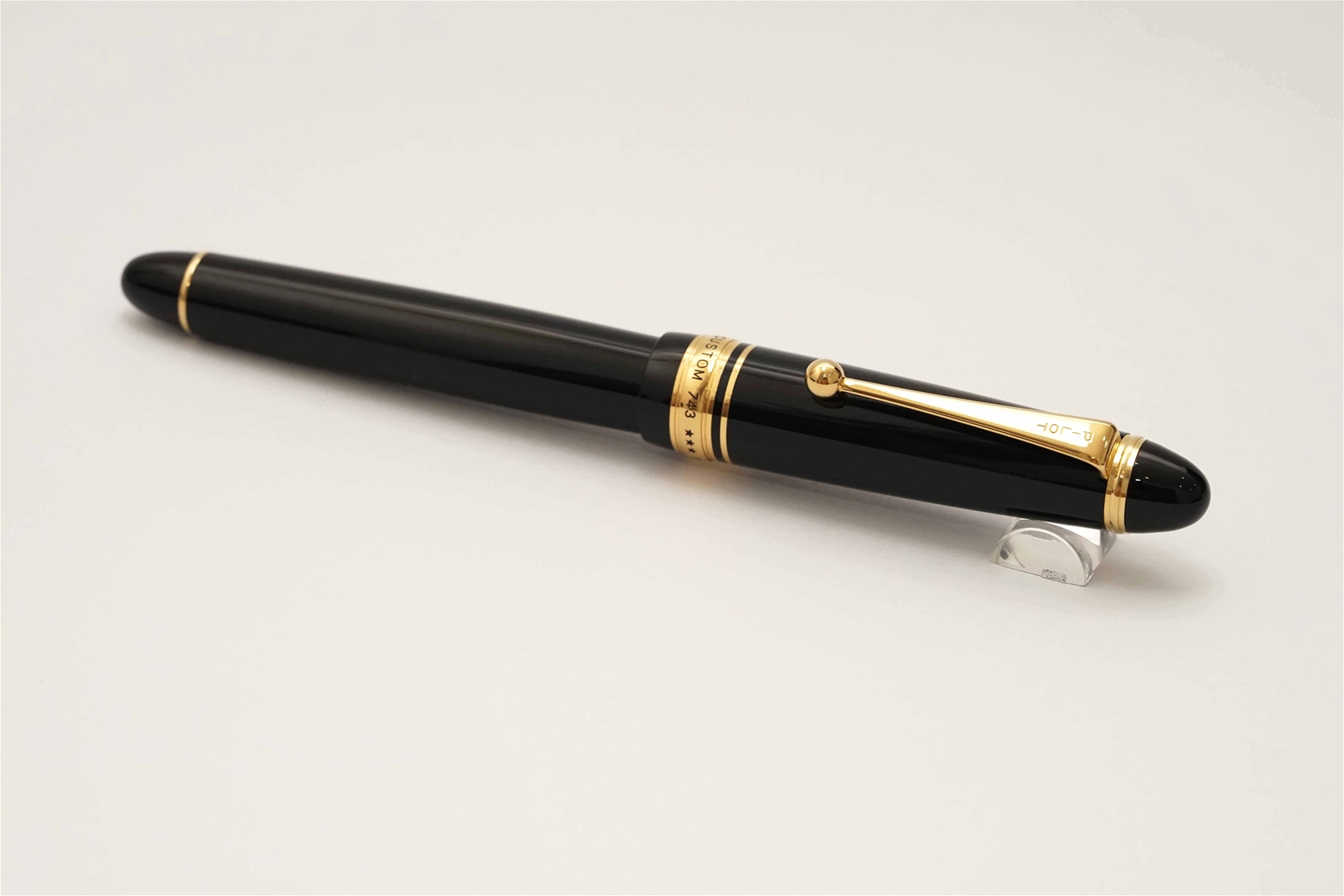 Bút máy Pilot Custom 743 Black 14K M