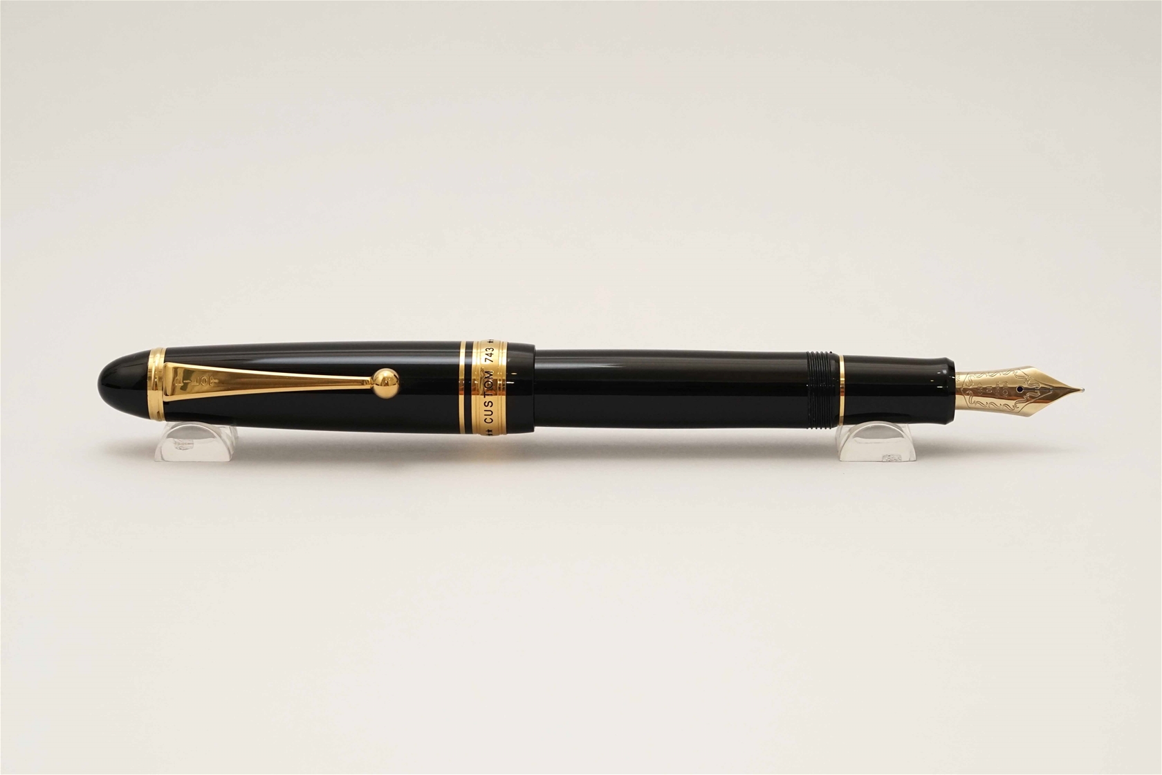 Bút máy Pilot Custom 743 Black 14K M