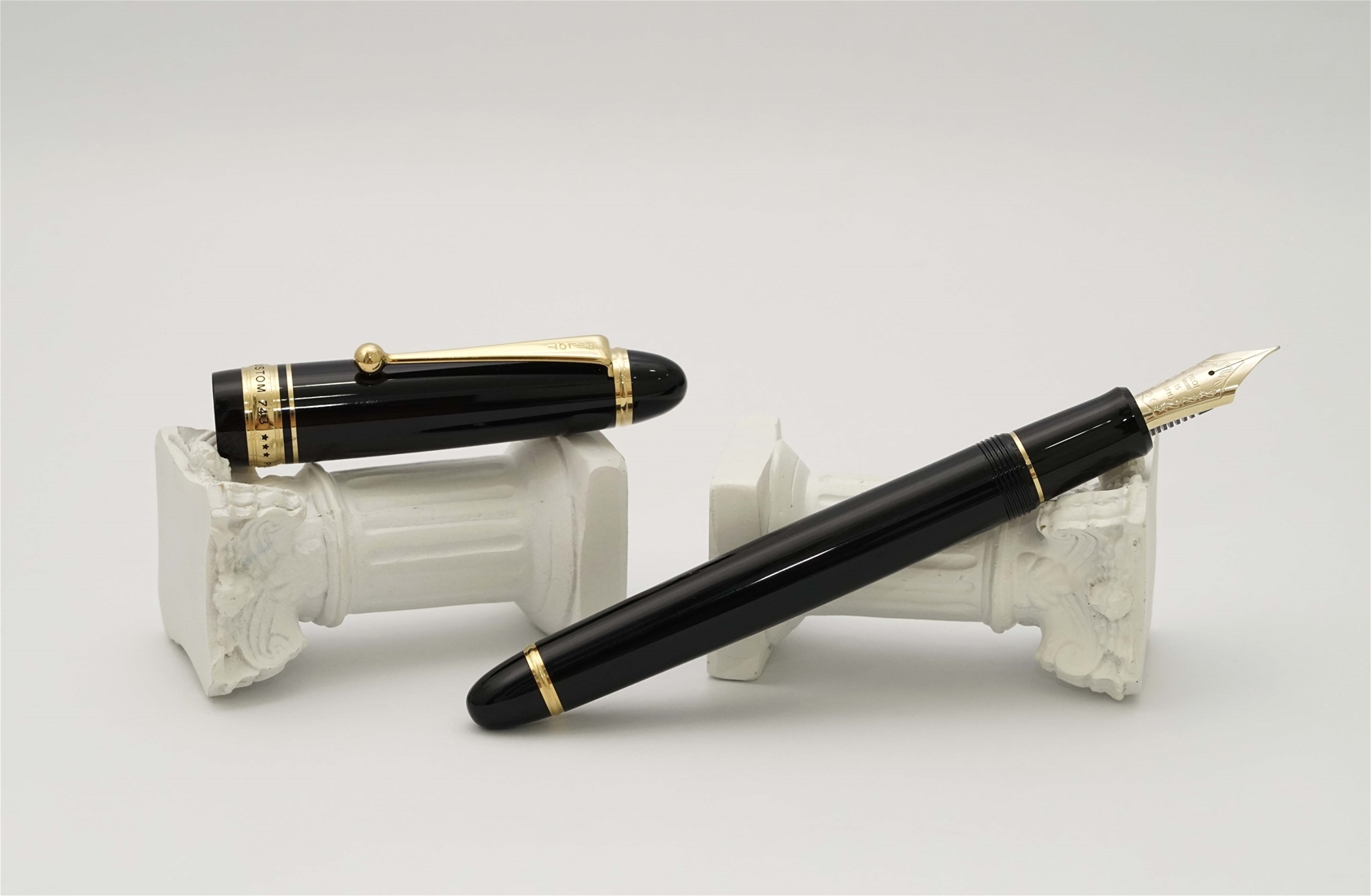 Bút máy Pilot Custom 743 Black 14K SFM 