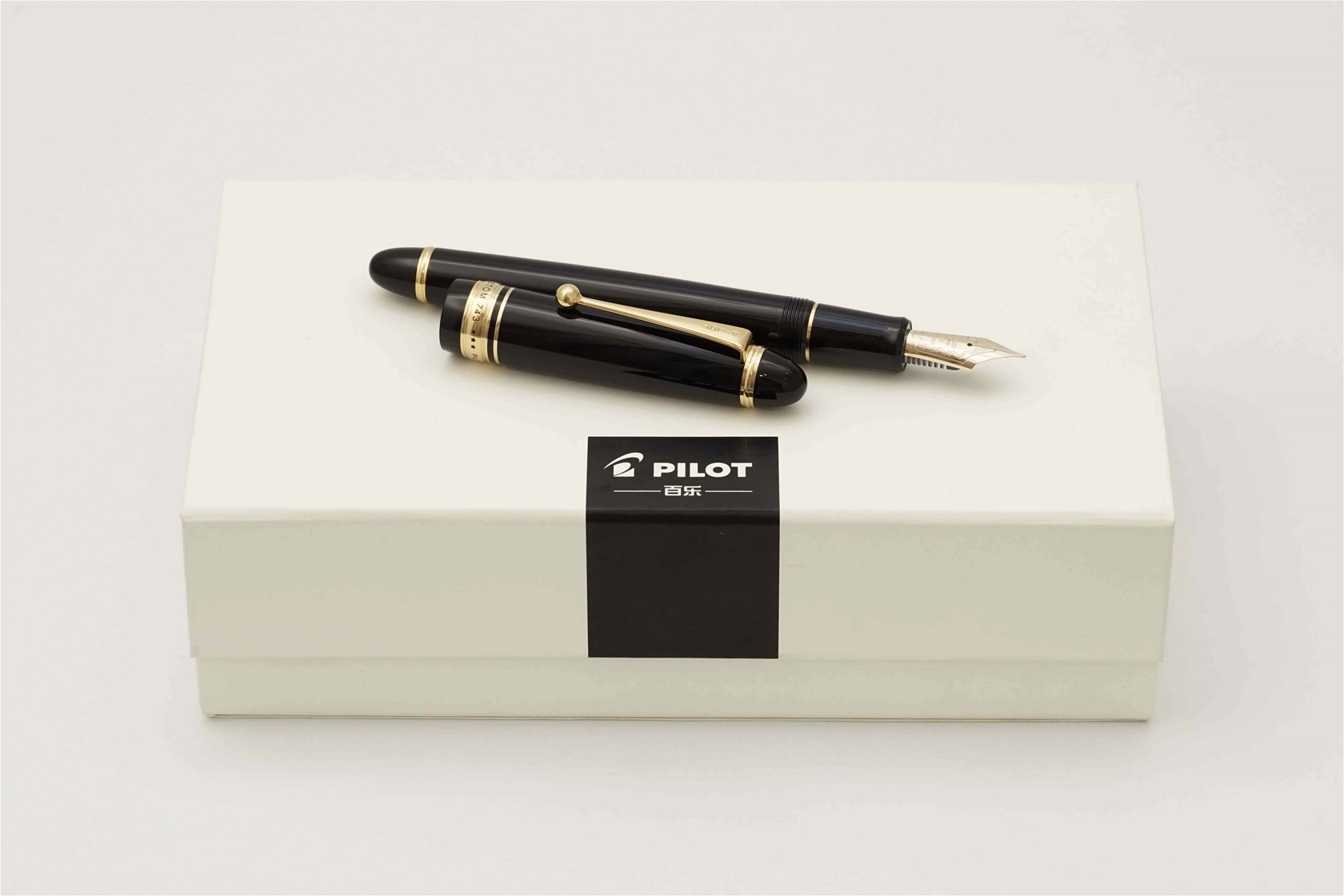 Bút máy Pilot Custom 743 Black 14K SFM 