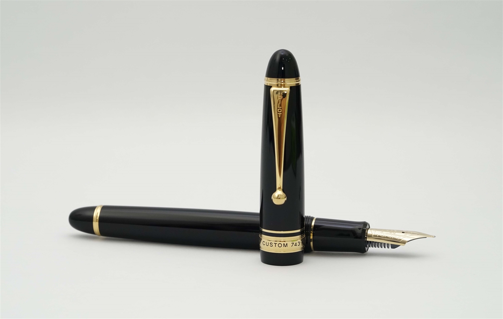 Bút máy Pilot Custom 743 Black 14K SFM 