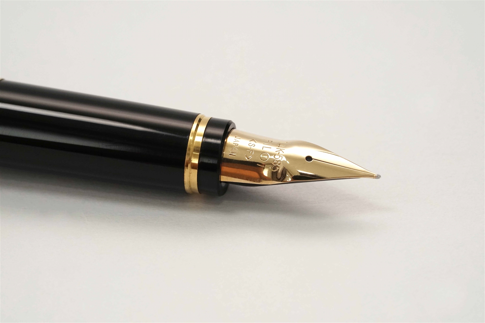 Bút máy Pilot Elabo Falcon Black 14K SF