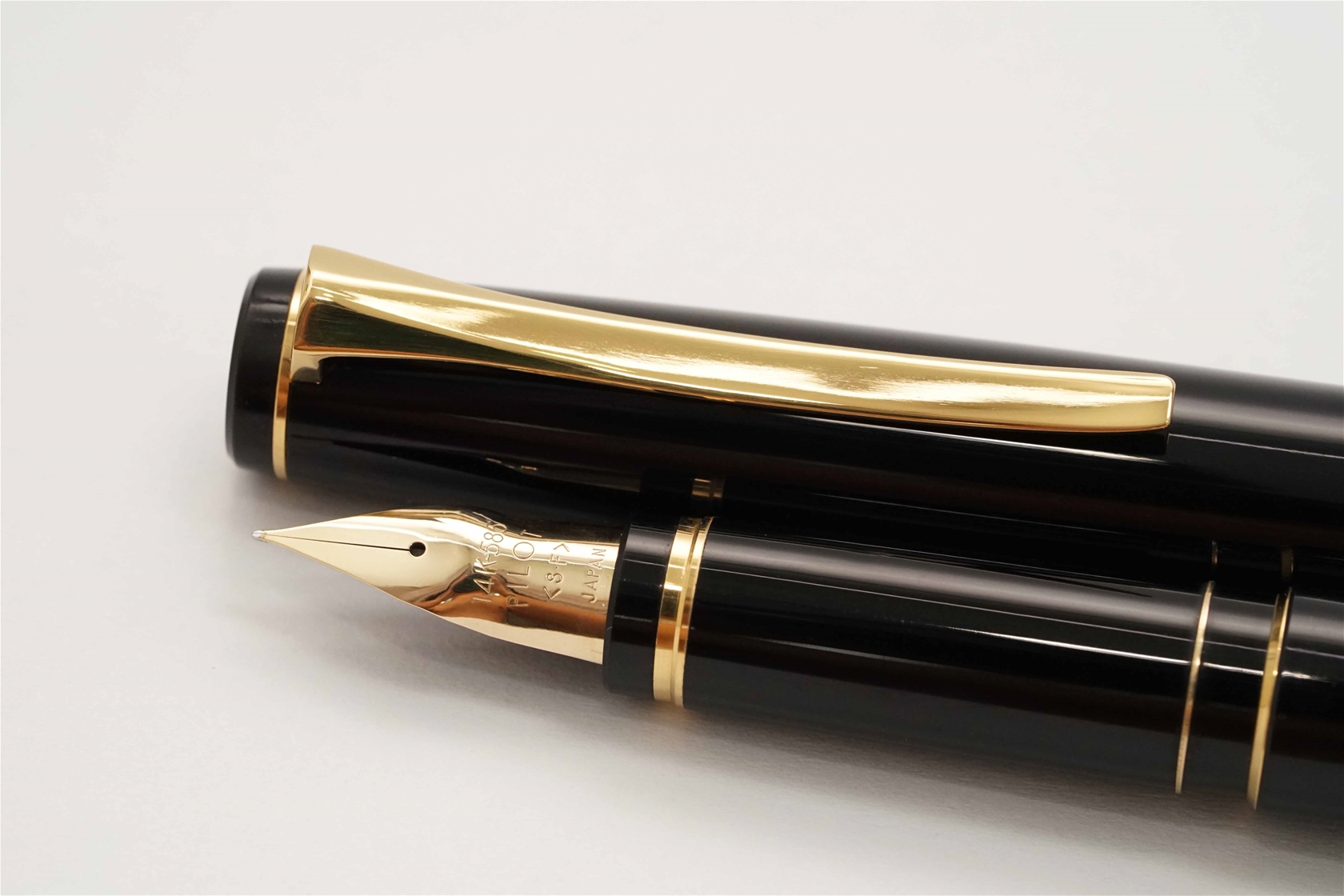 Bút máy Pilot Elabo Falcon Black 14K SF