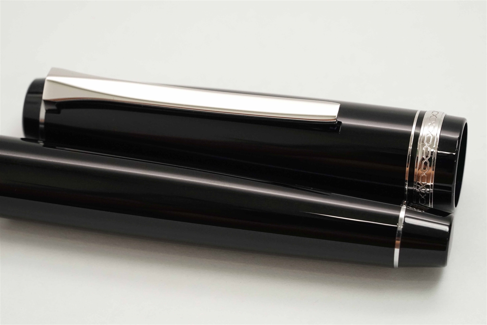 Bút máy Pilot Elabo Falcon Black 14K SM