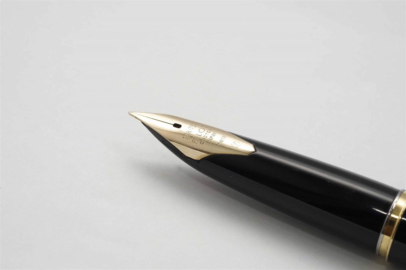 Bút máy Pilot Elite Custom Black 14K F