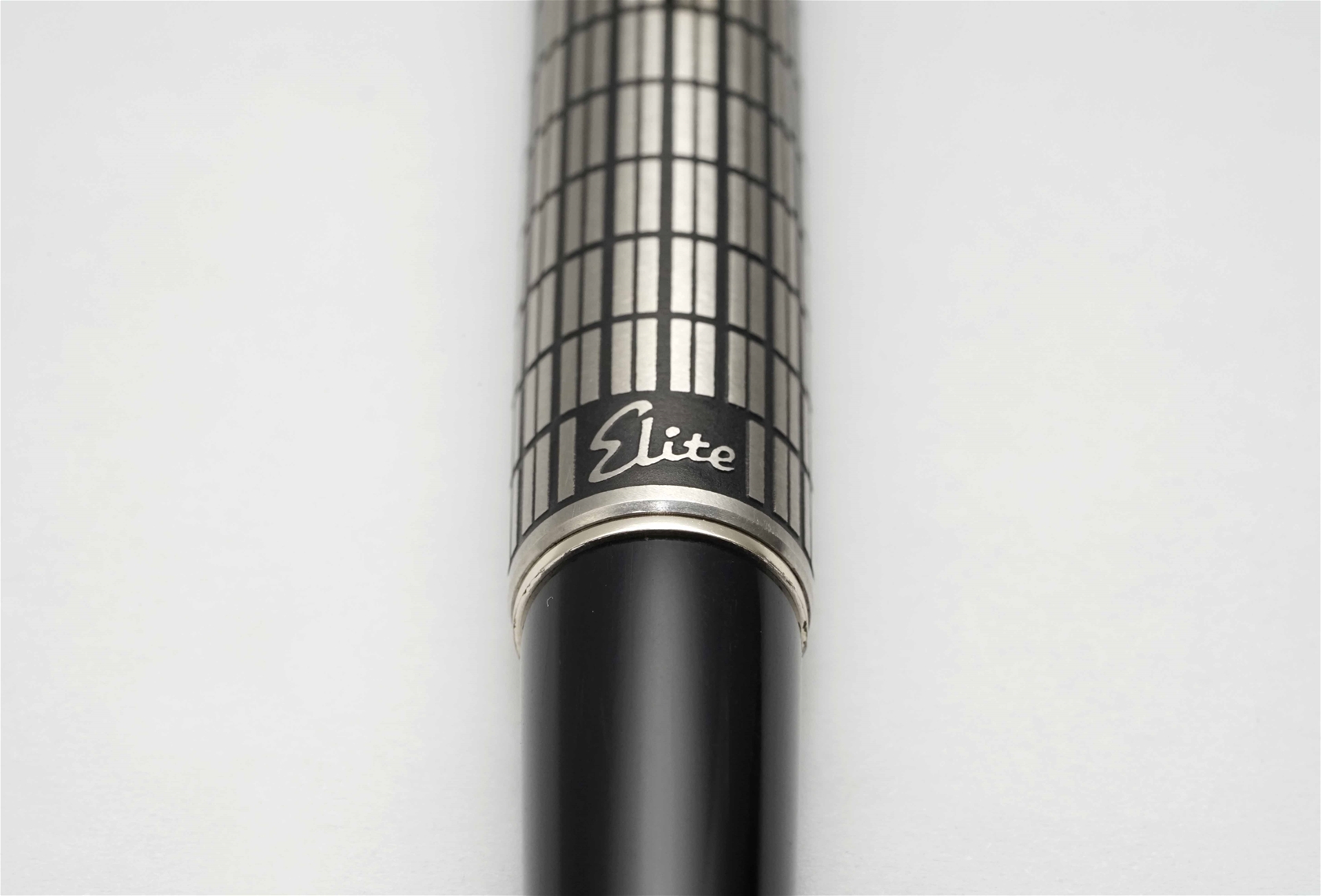 Bút máy Pilot Elite Pocket Crosshatch 18K M