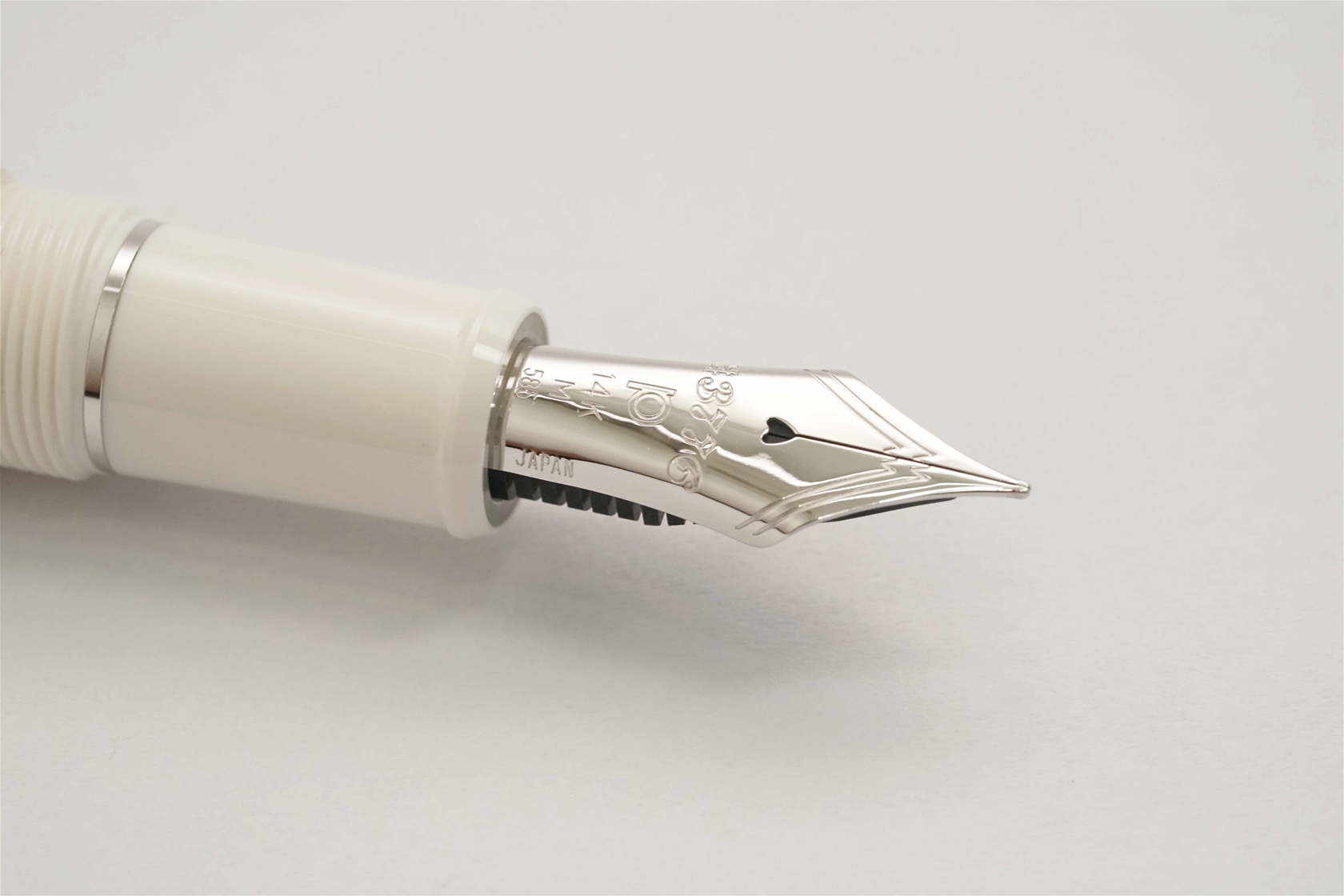 Bút máy Platinum 3776 Century Shape of a Heart Ivory 14K M