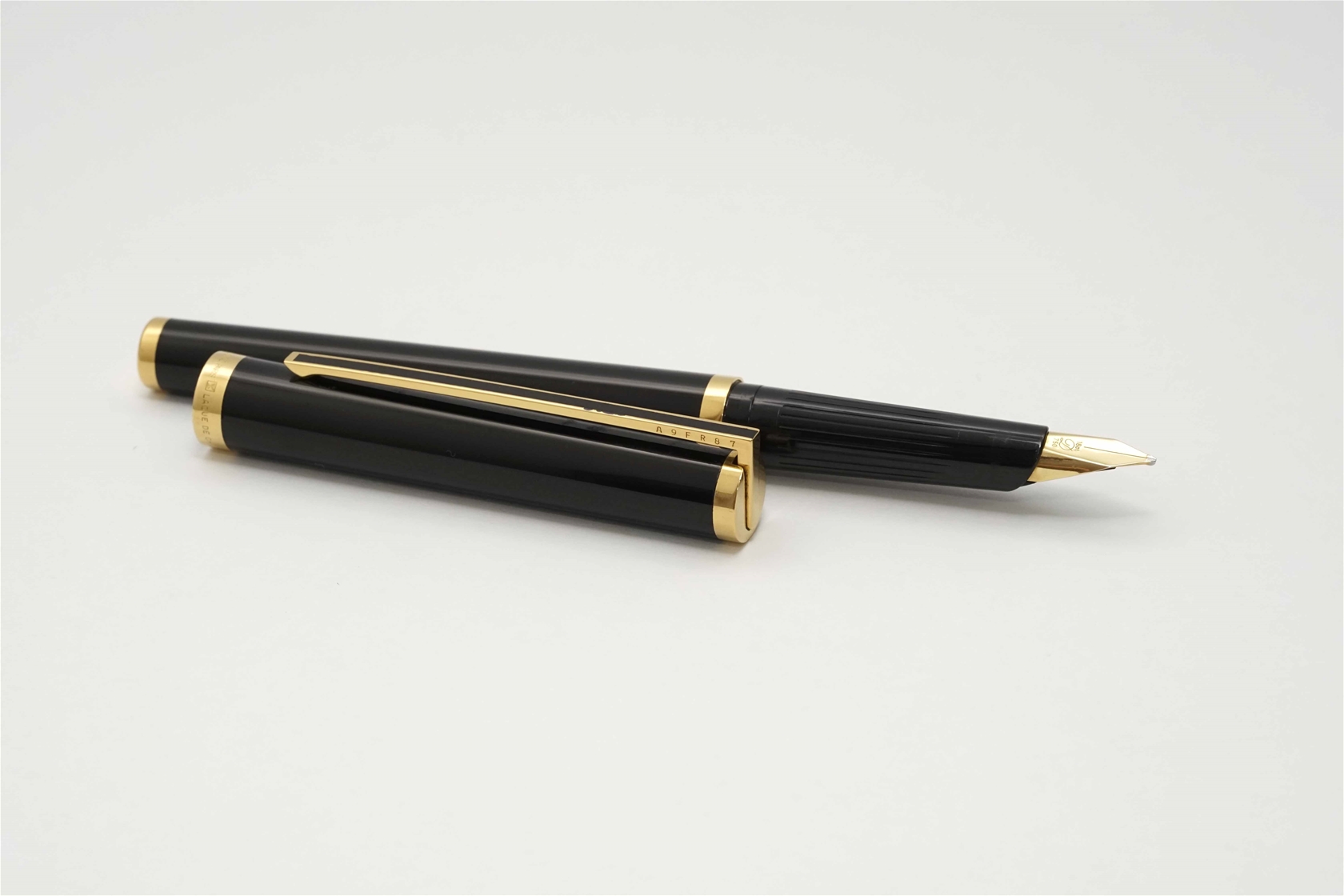 Bút máy S.T. Dupont Classic Black Lacquer De Chine 18K M 