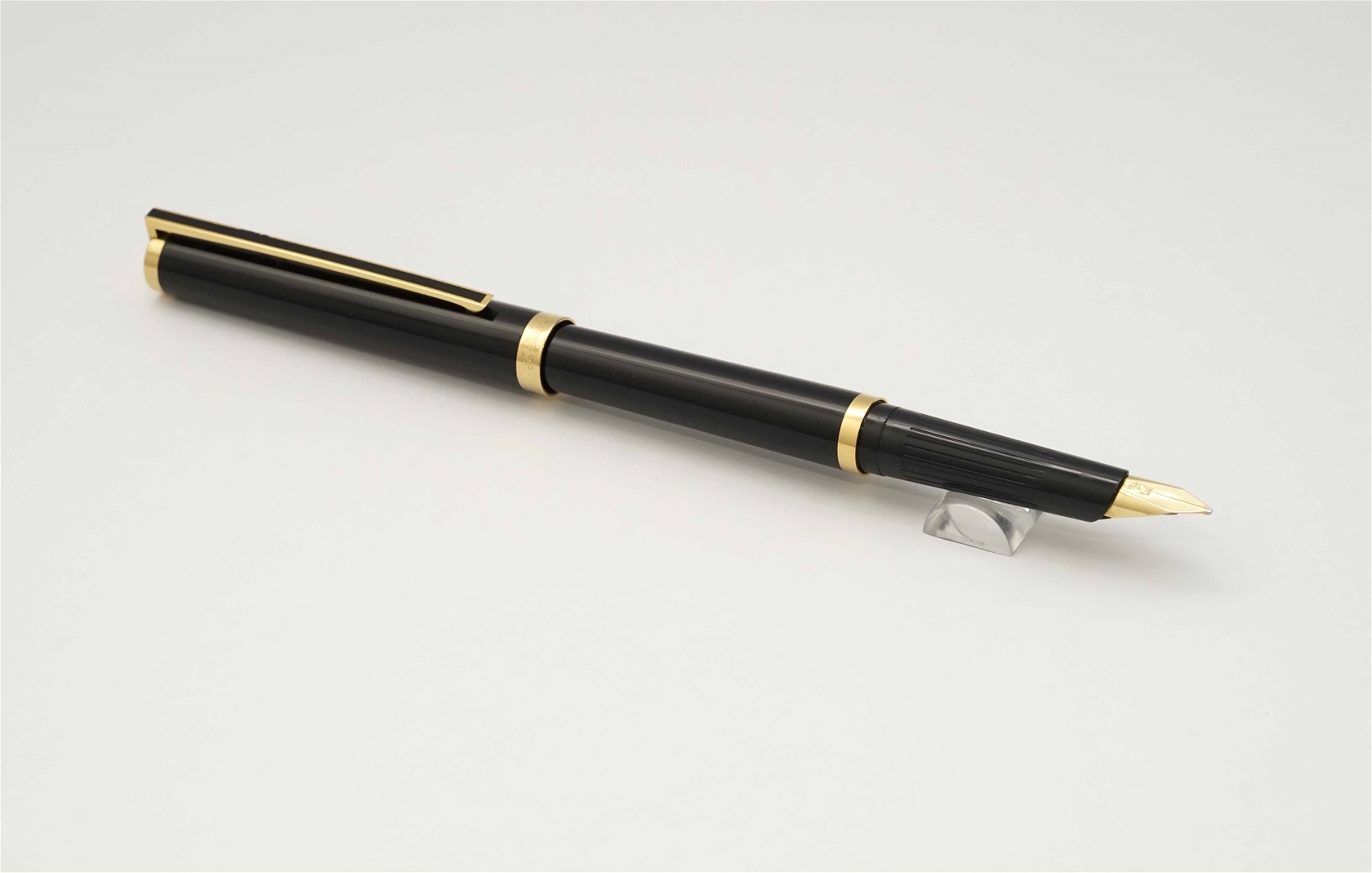 Bút máy S.T. Dupont Classic Black Lacquer De Chine 18K M 