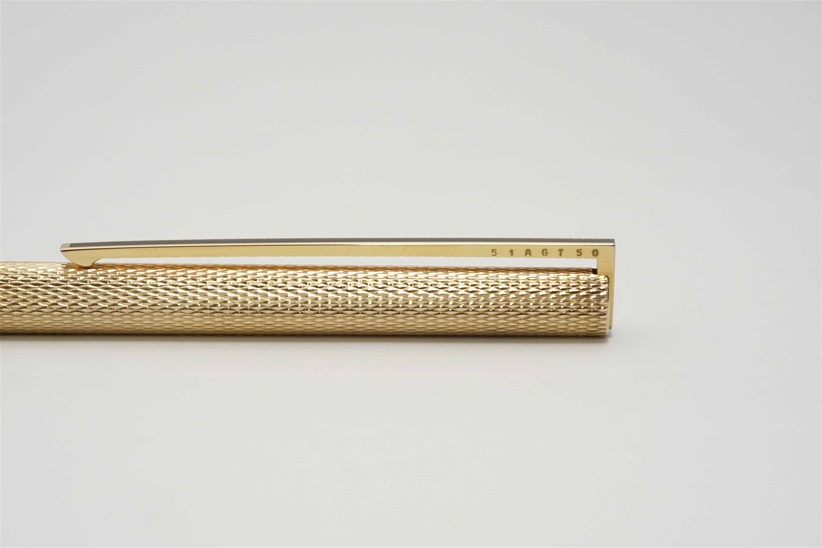 Bút bi S.T. Dupont Classic Gold Plated Barleycorn Ballpoint Pen 