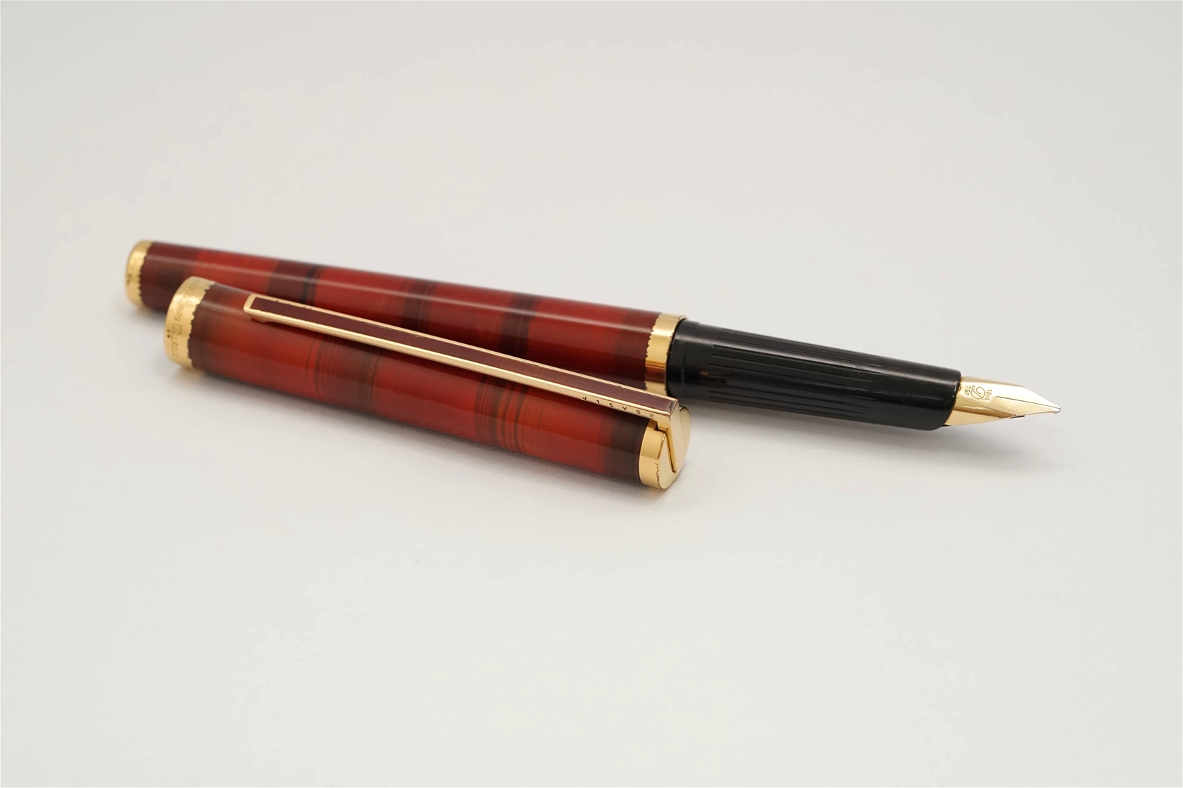 Bút máy S.T. Dupont Classic Red Banded Lacquer De Chine 18K M