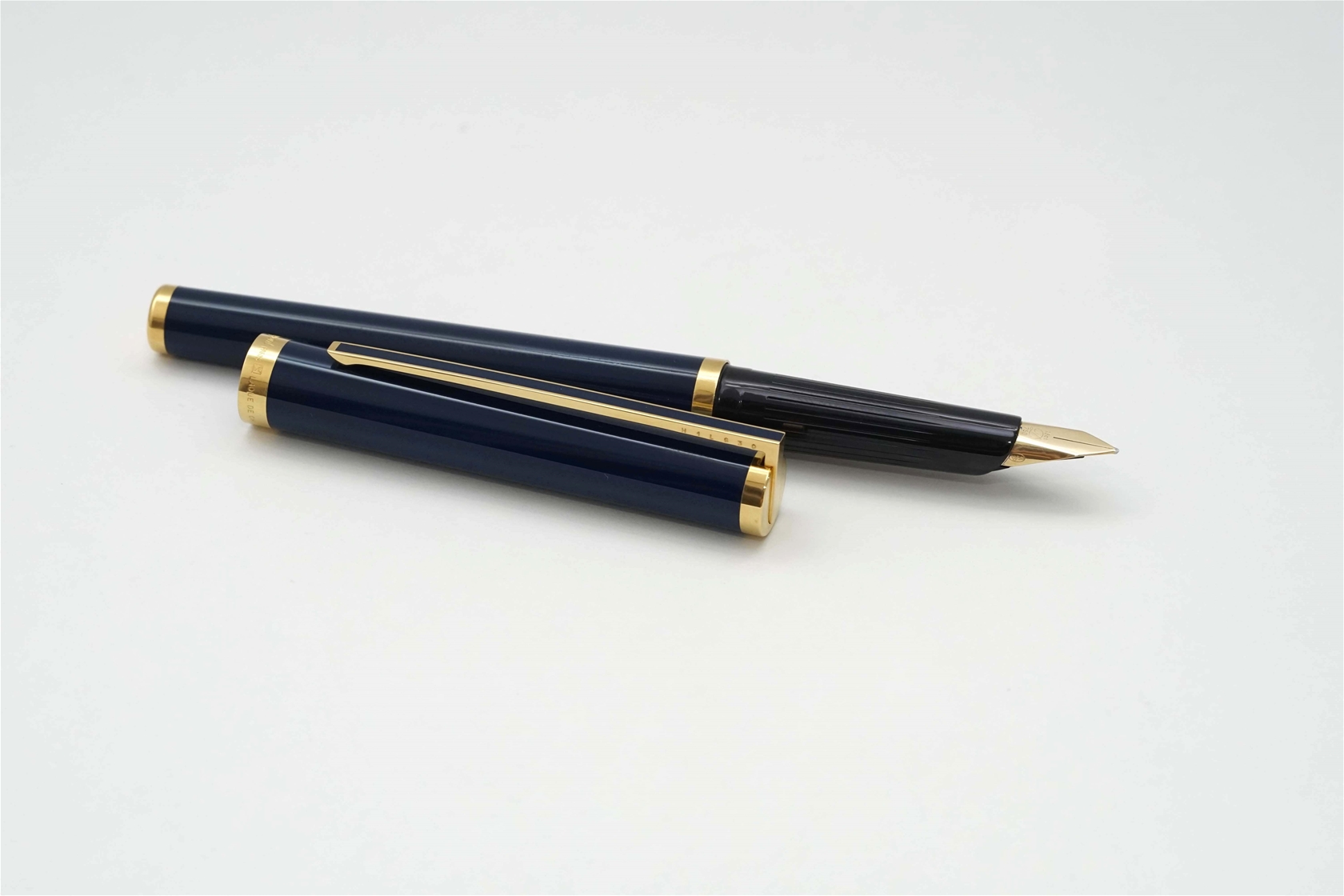 Bút máy S.T. Dupont Classic Dark Blue Lacquer De Chine 18K EF