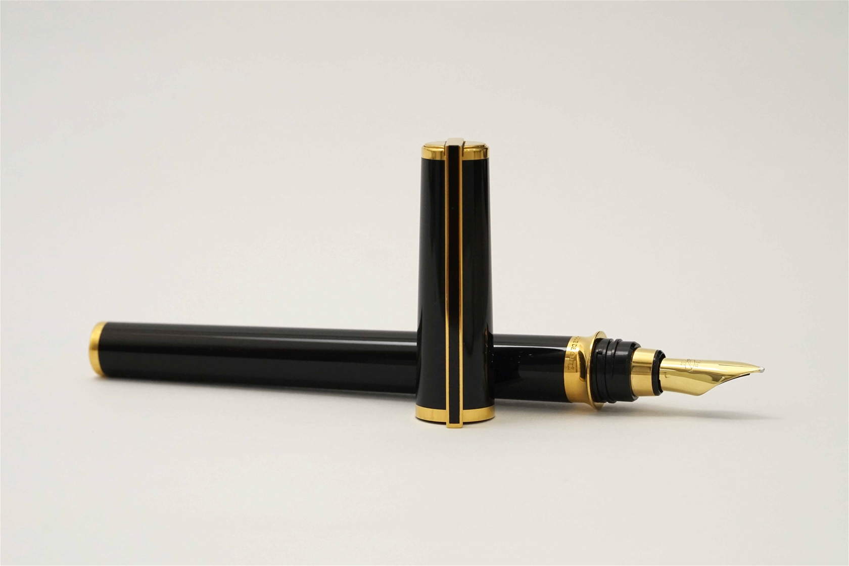 Bút máy S.T. Dupont Montparnasse Black Laque de Chine 18K M