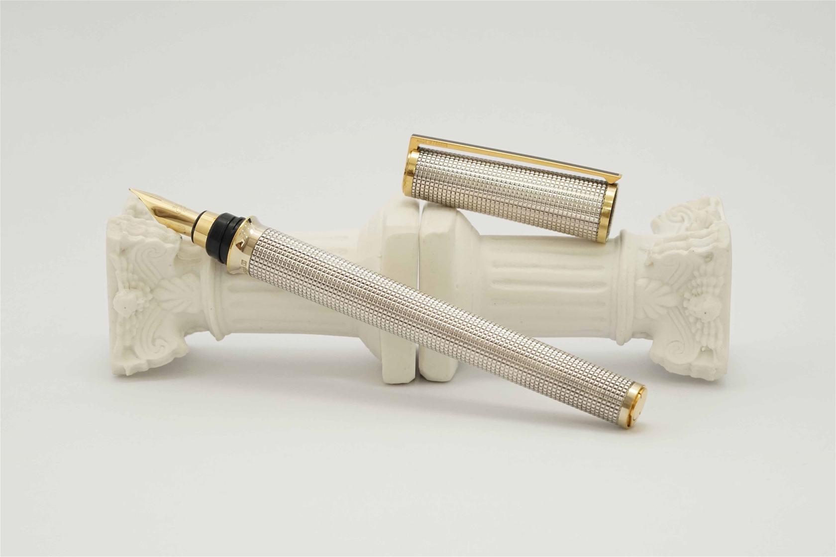Bút máy S.T. Dupont Montparnasse Ciselé Palladium & Gold Plated 18K F