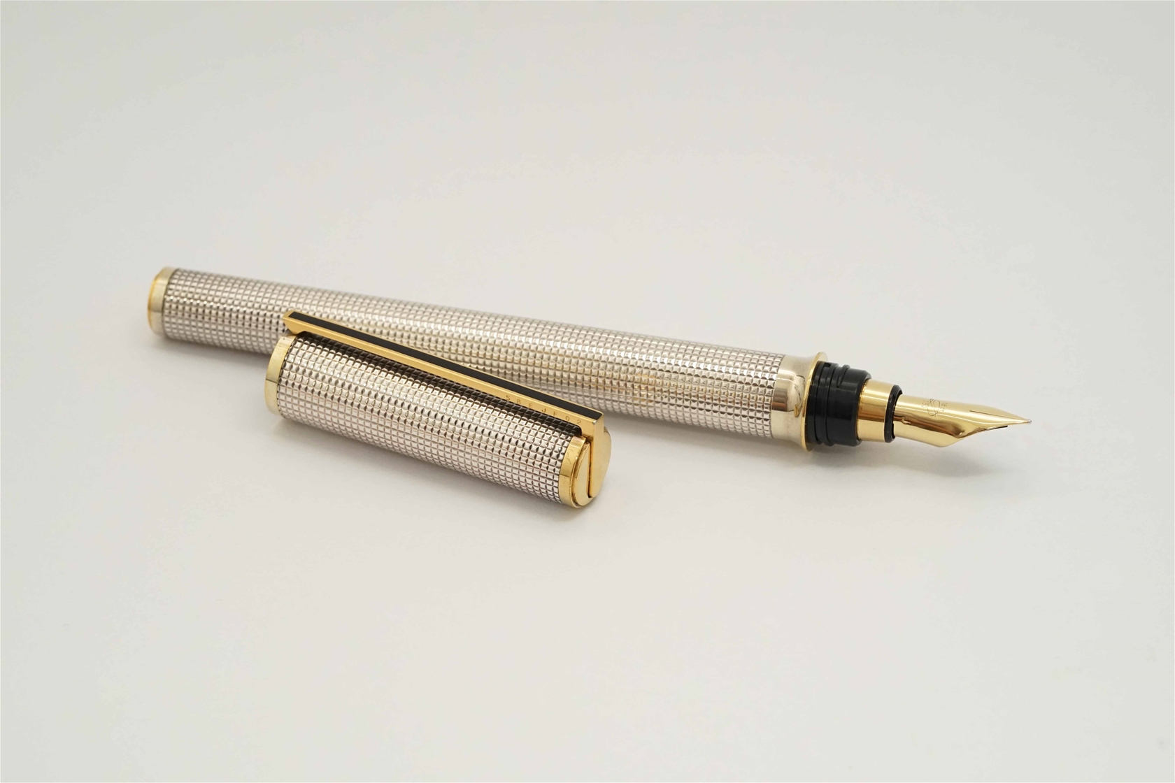 Bút máy S.T. Dupont Montparnasse Ciselé Palladium & Gold Plated 18K F
