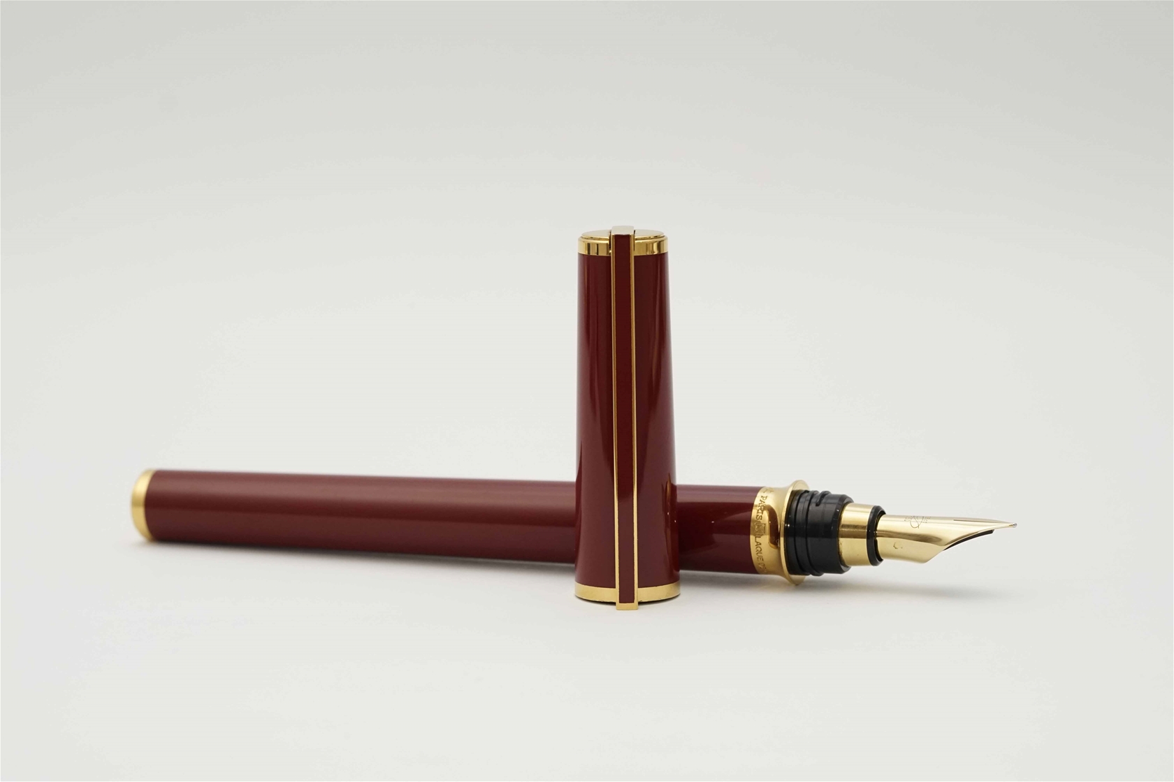 Bút máy S.T. Dupont Montparnasse Red Lacquer Gold Plated 18K F