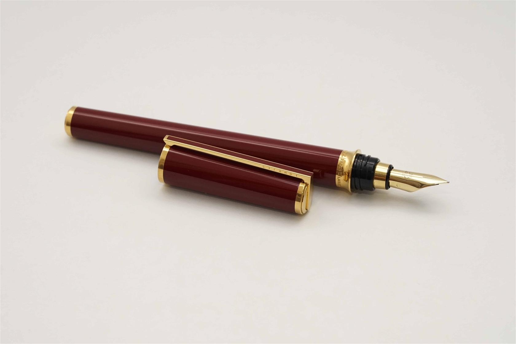 Bút máy S.T. Dupont Montparnasse Red Lacquer Gold Plated 18K F