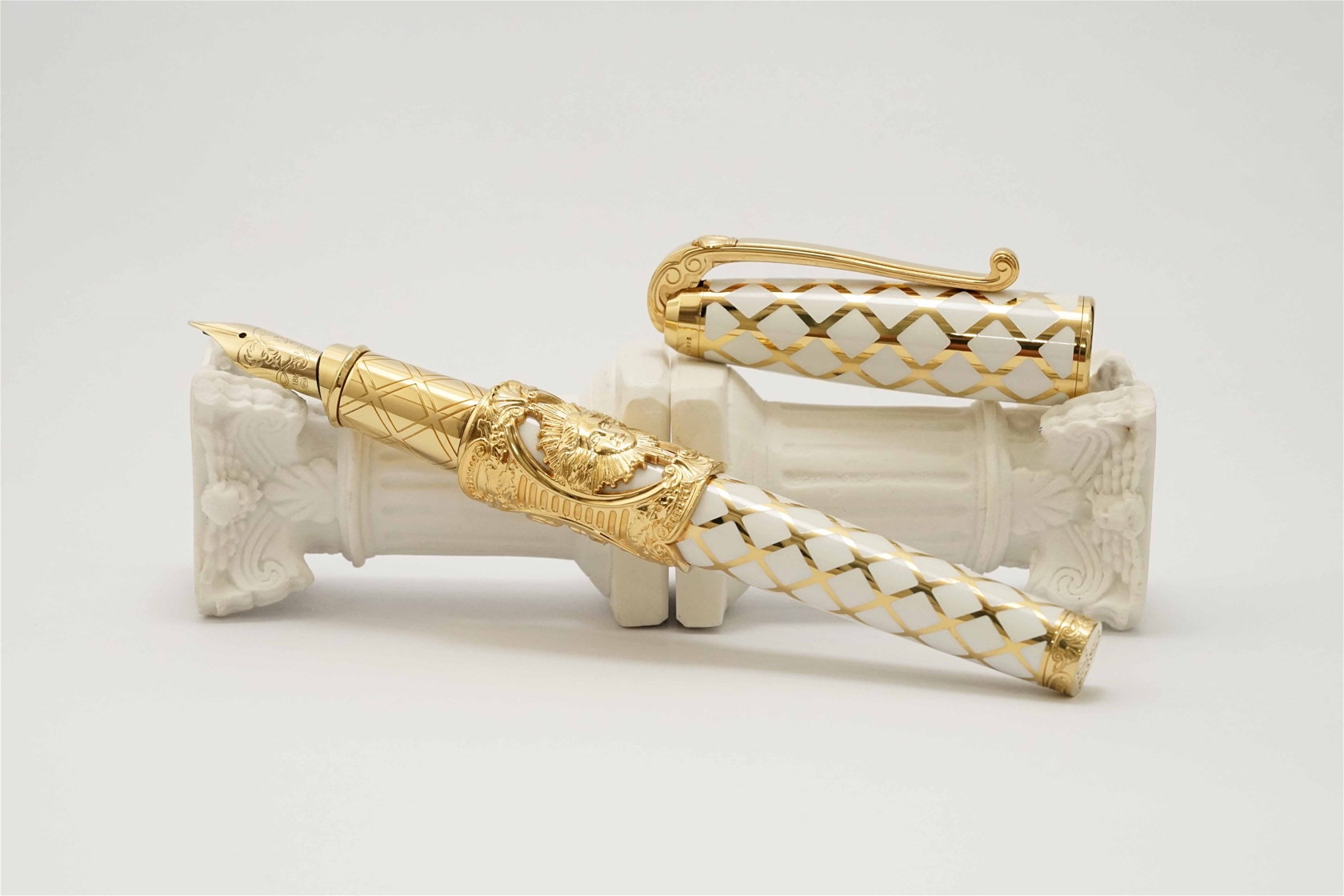 Bút máy S.T. Dupont Versailles Limited Edition 18K F