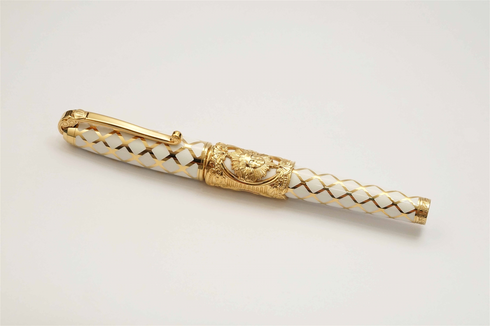Bút máy S.T. Dupont Versailles Limited Edition 18K F