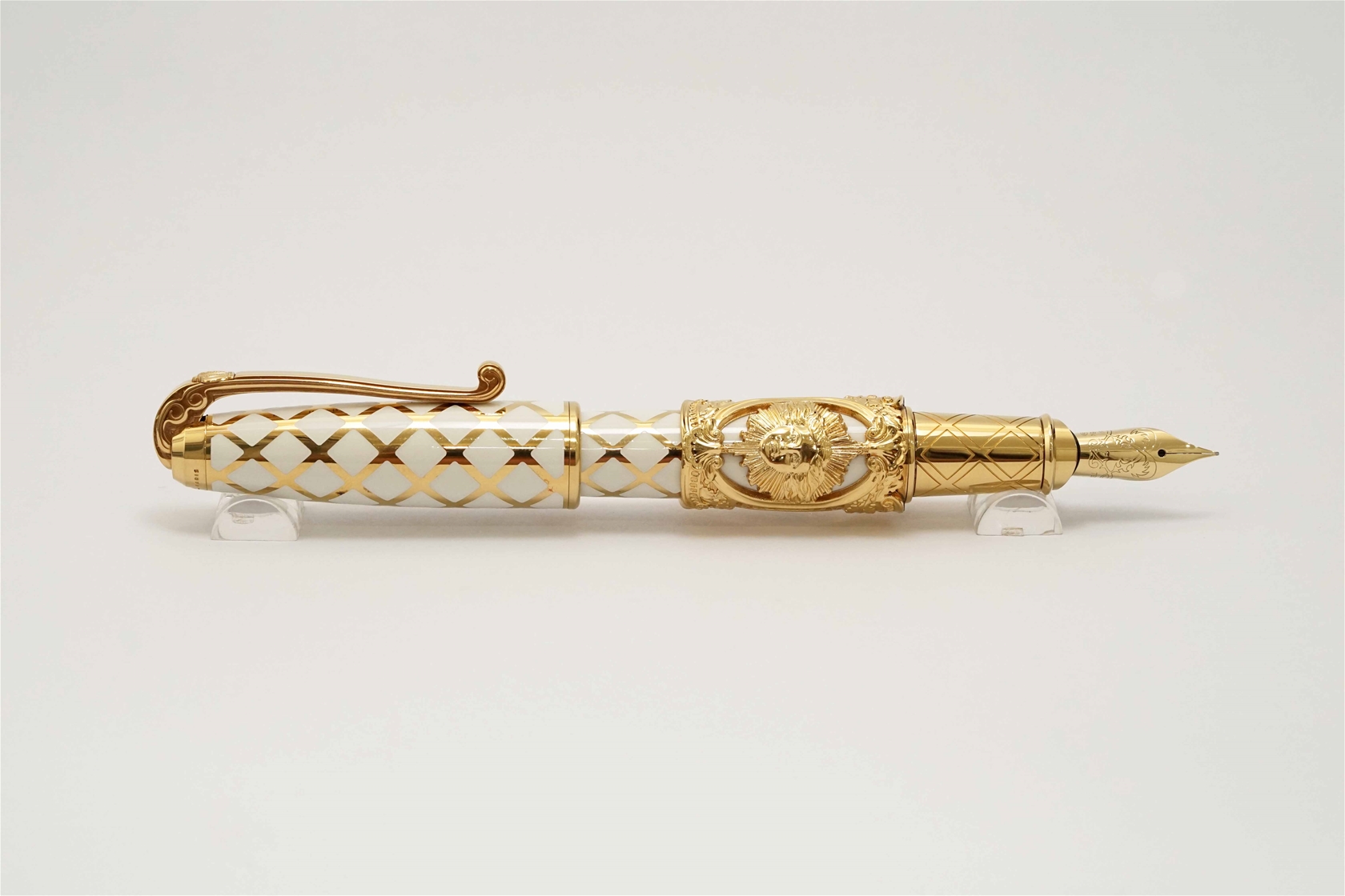 Bút máy S.T. Dupont Versailles Limited Edition 18K F