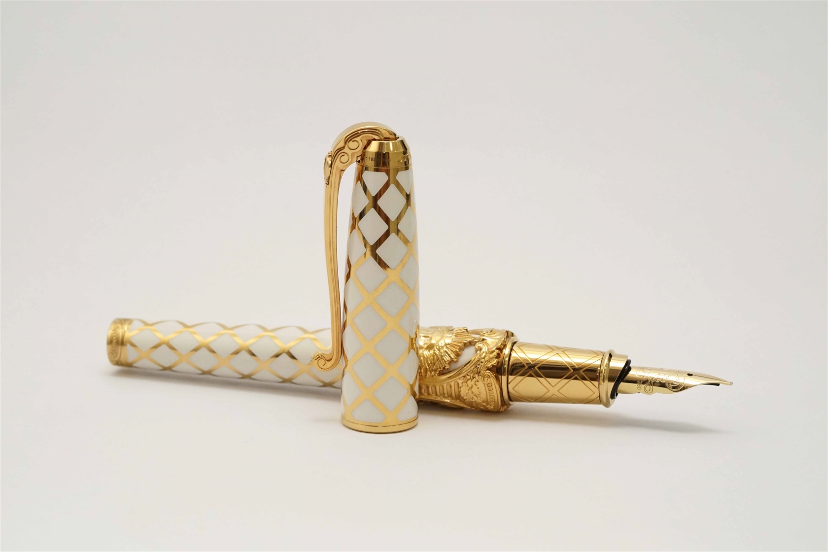 Bút máy S.T. Dupont Versailles Limited Edition 18K F