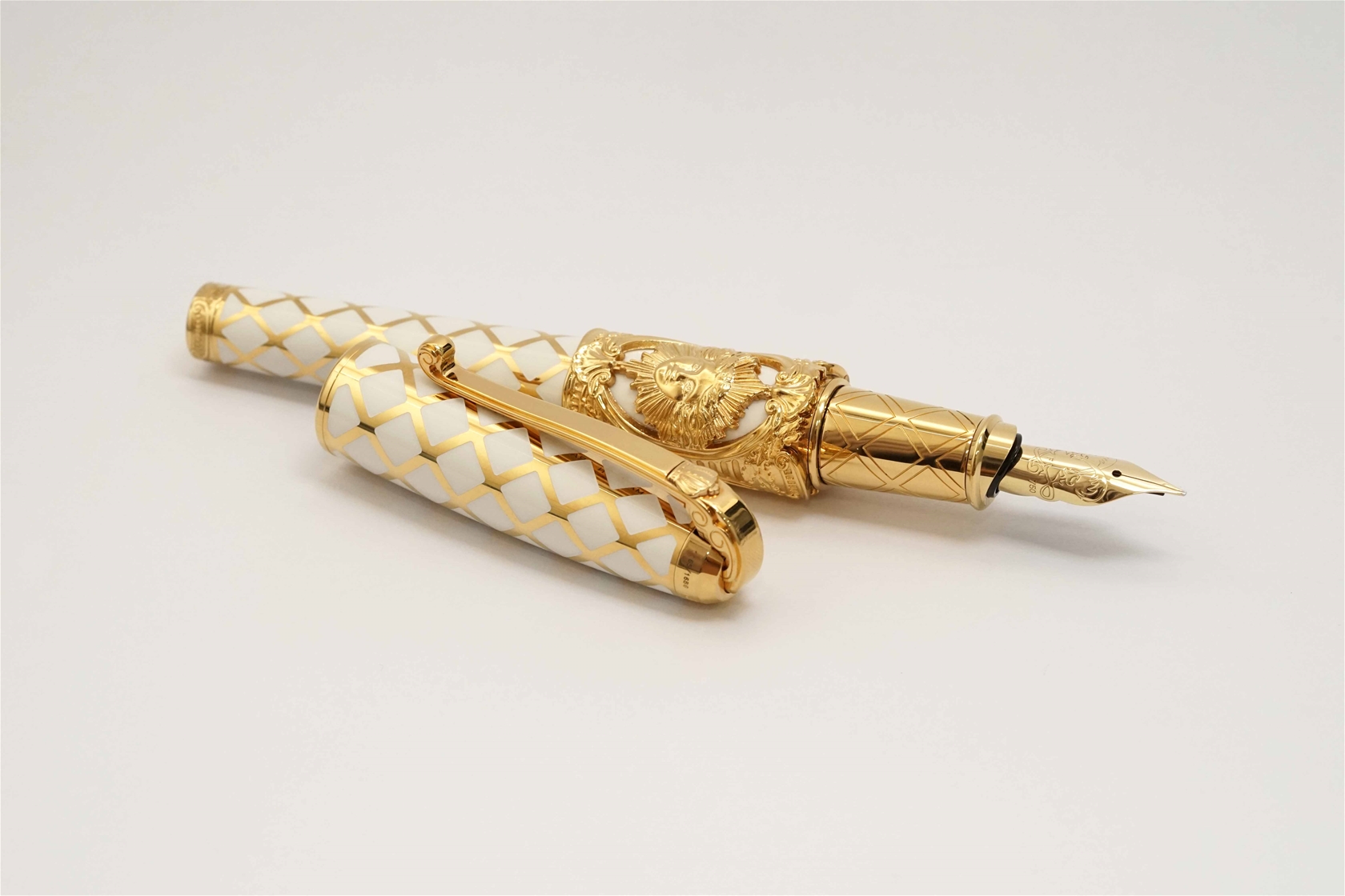 Bút máy S.T. Dupont Versailles Limited Edition 18K F