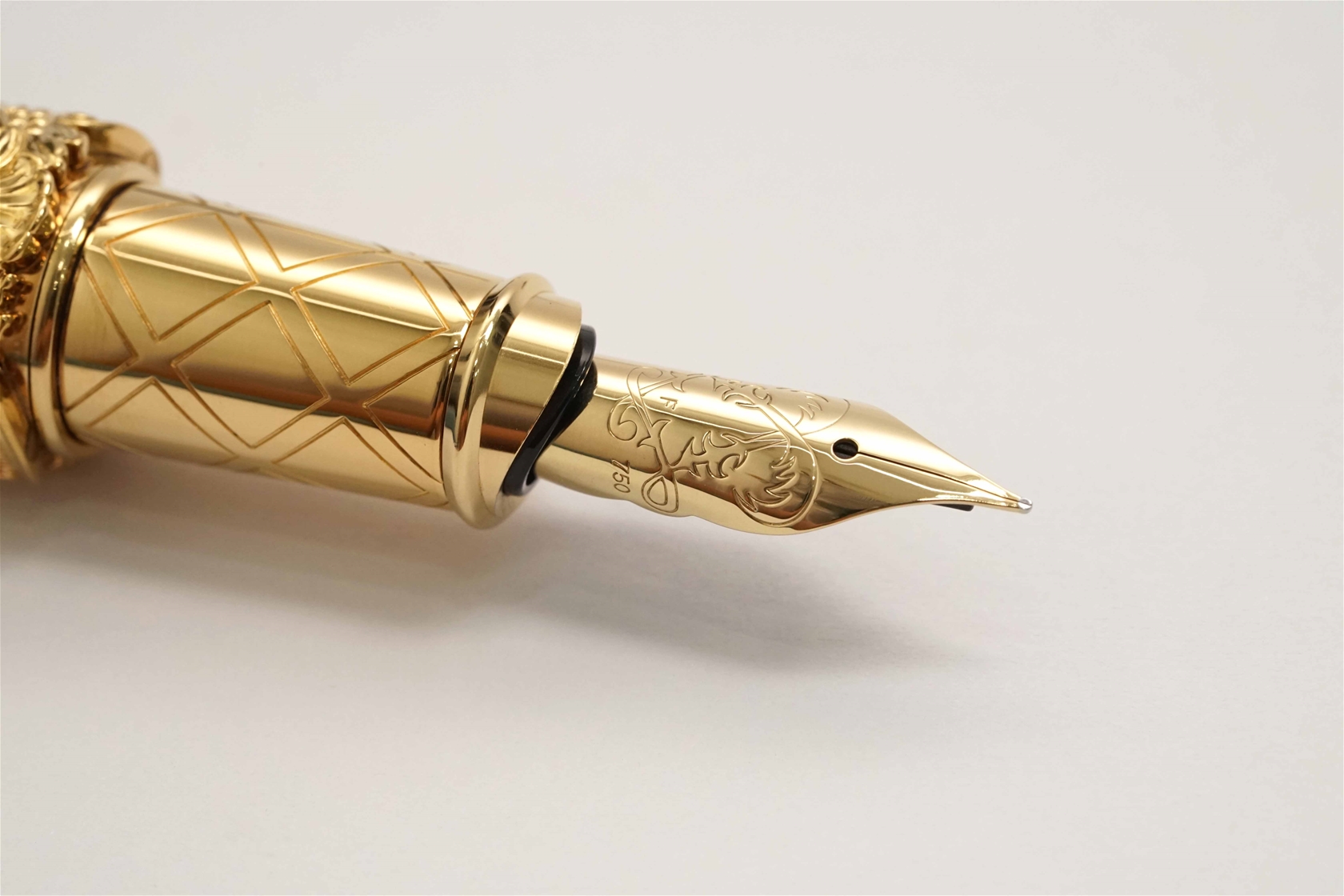 Bút máy S.T. Dupont Versailles Limited Edition 18K F