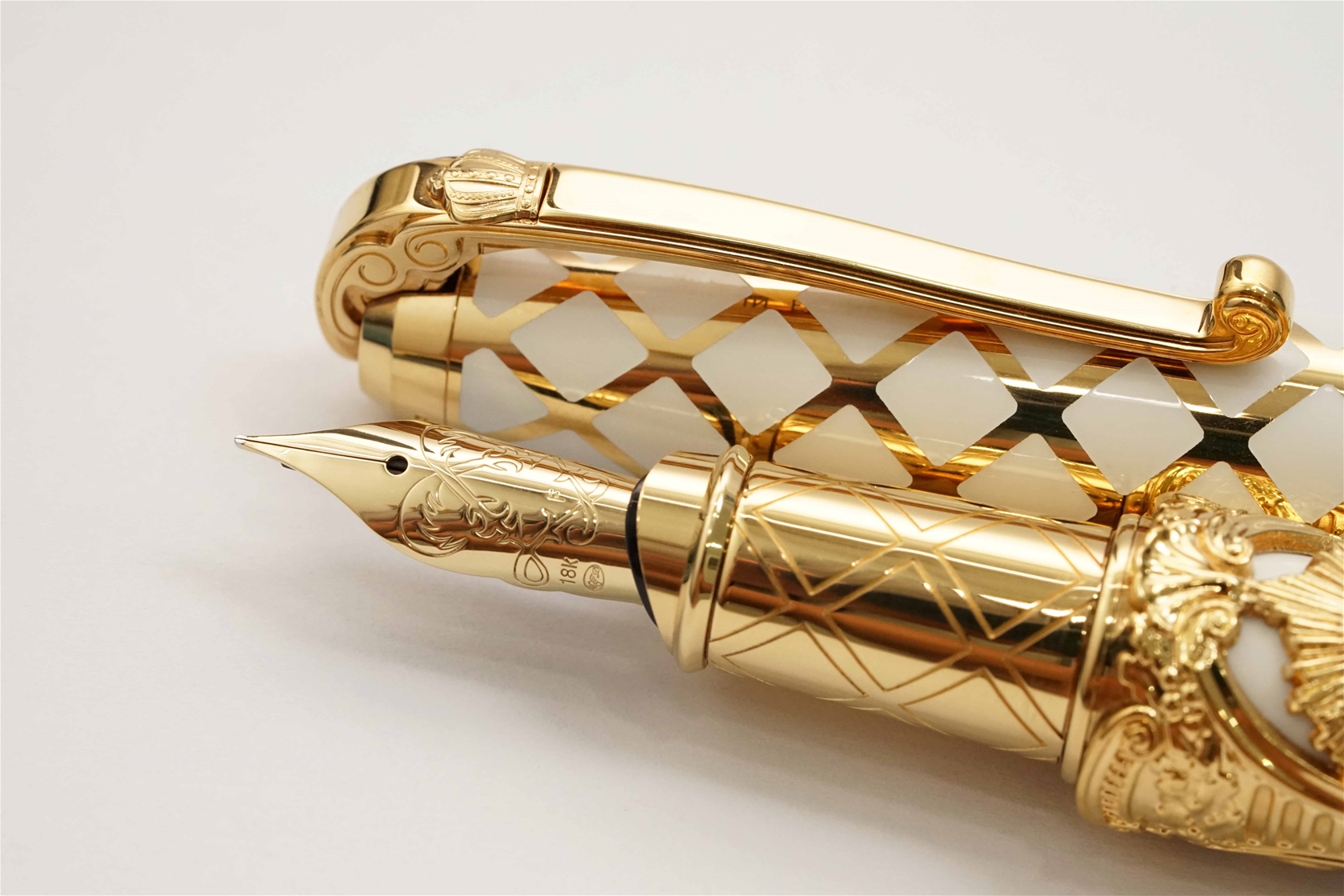 Bút máy S.T. Dupont Versailles Limited Edition 18K F