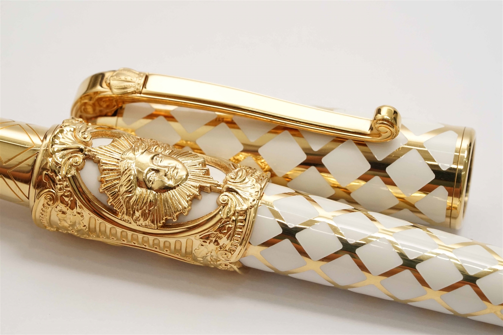 Bút máy S.T. Dupont Versailles Limited Edition 18K F