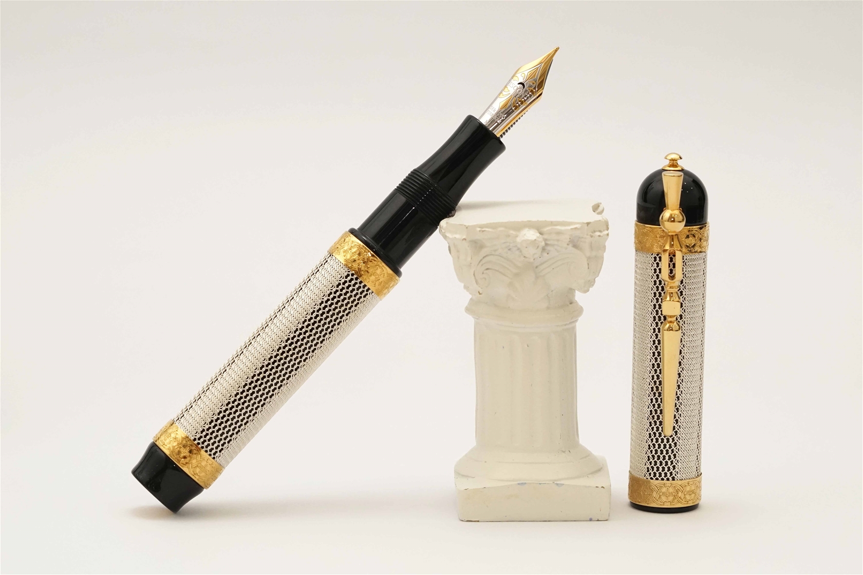 Bút máy Visconti Camelot Black & Silver Limited Edition 18K M