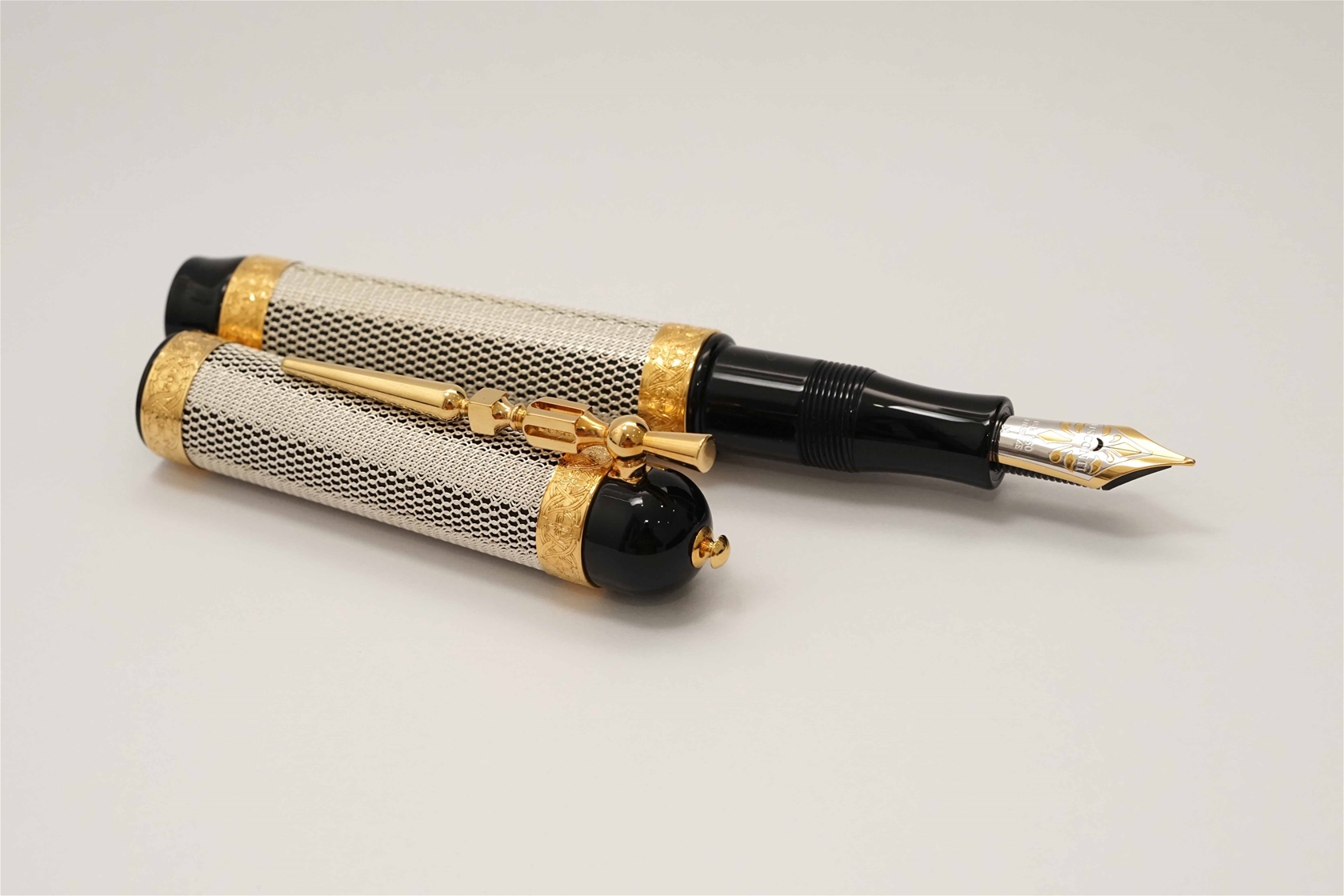 Bút máy Visconti Camelot Black & Silver Limited Edition 18K M