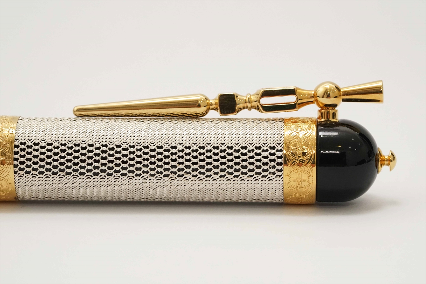 Bút máy Visconti Camelot Black & Silver Limited Edition 18K M