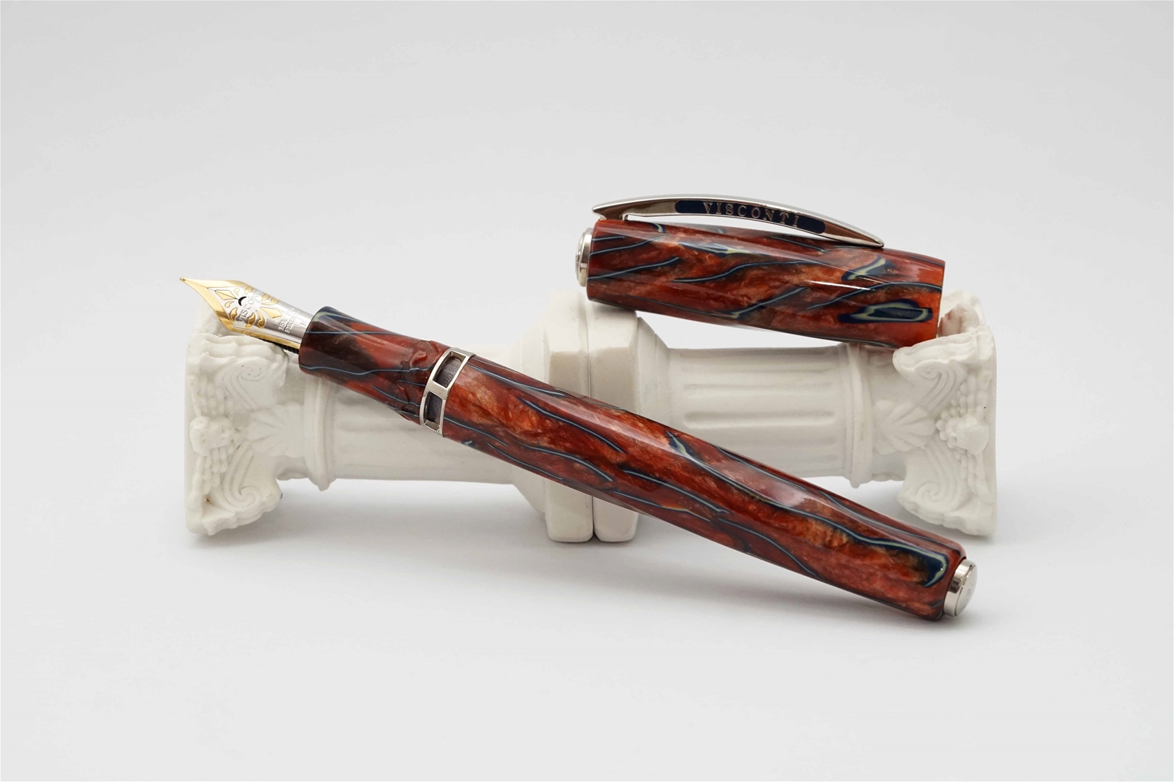 Bút máy Visconti Divina Desert Springs Limited Edition 18K F