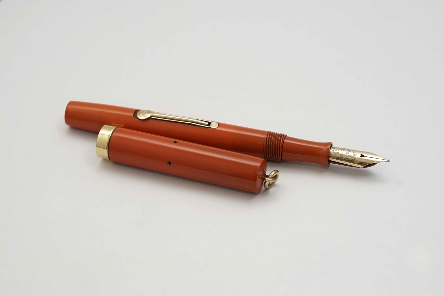 Bút máy Waterman 52 1/2 V Ring Top Cardinal Red 14K F