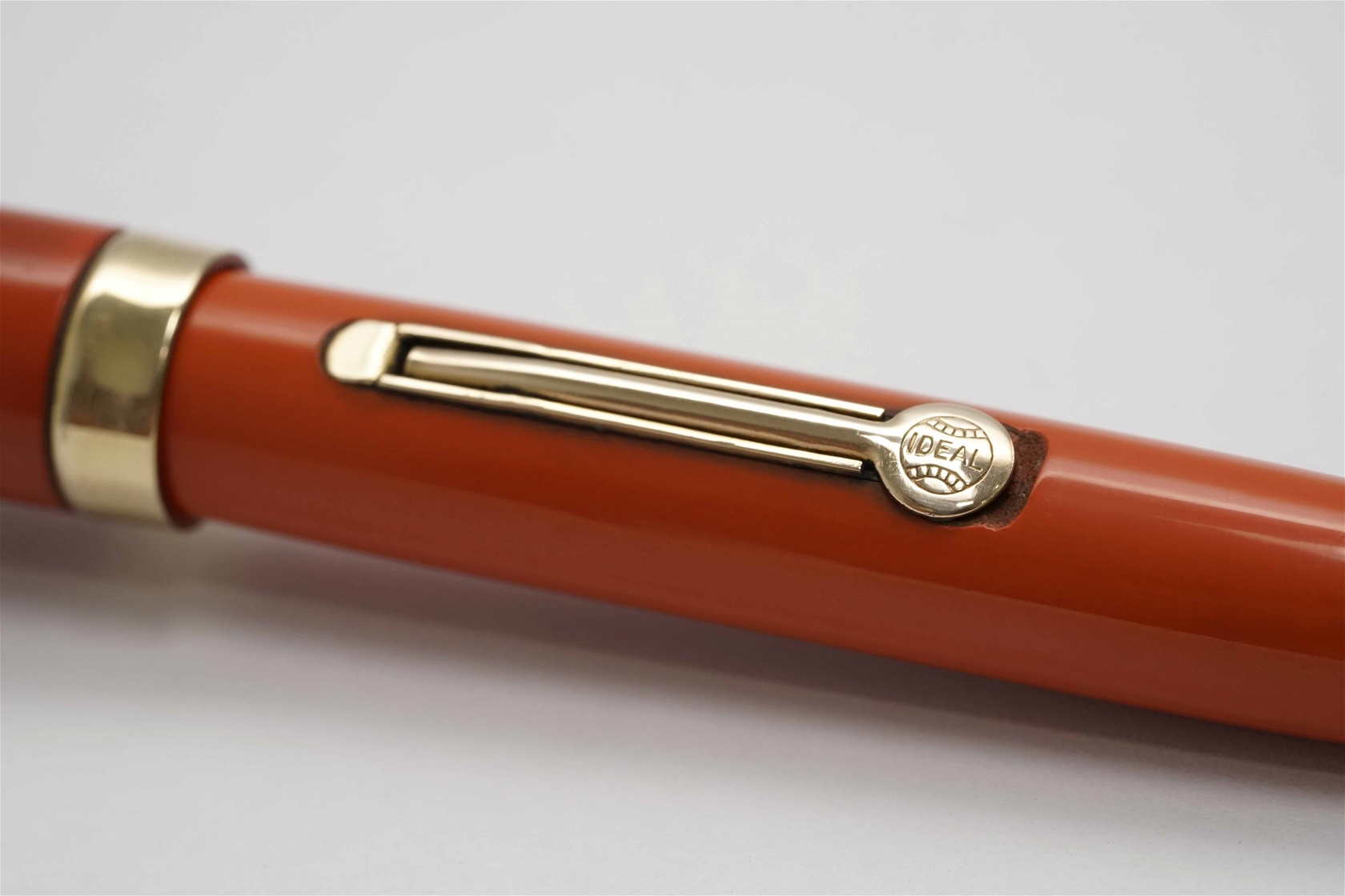 Bút máy Waterman 52 1/2 V Ring Top Cardinal Red 14K F