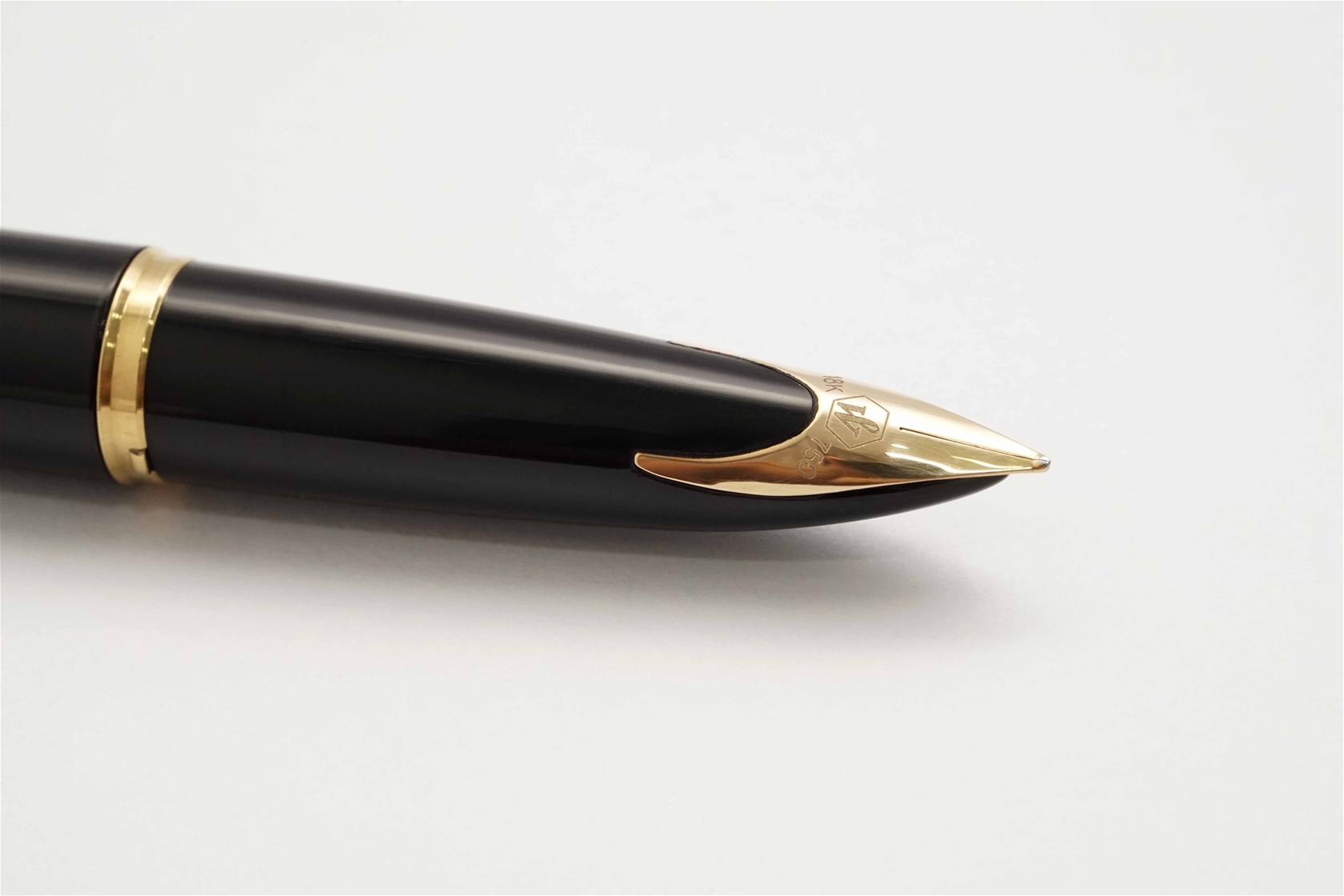 Bút máy Waterman Carene Deluxe Black 18K M