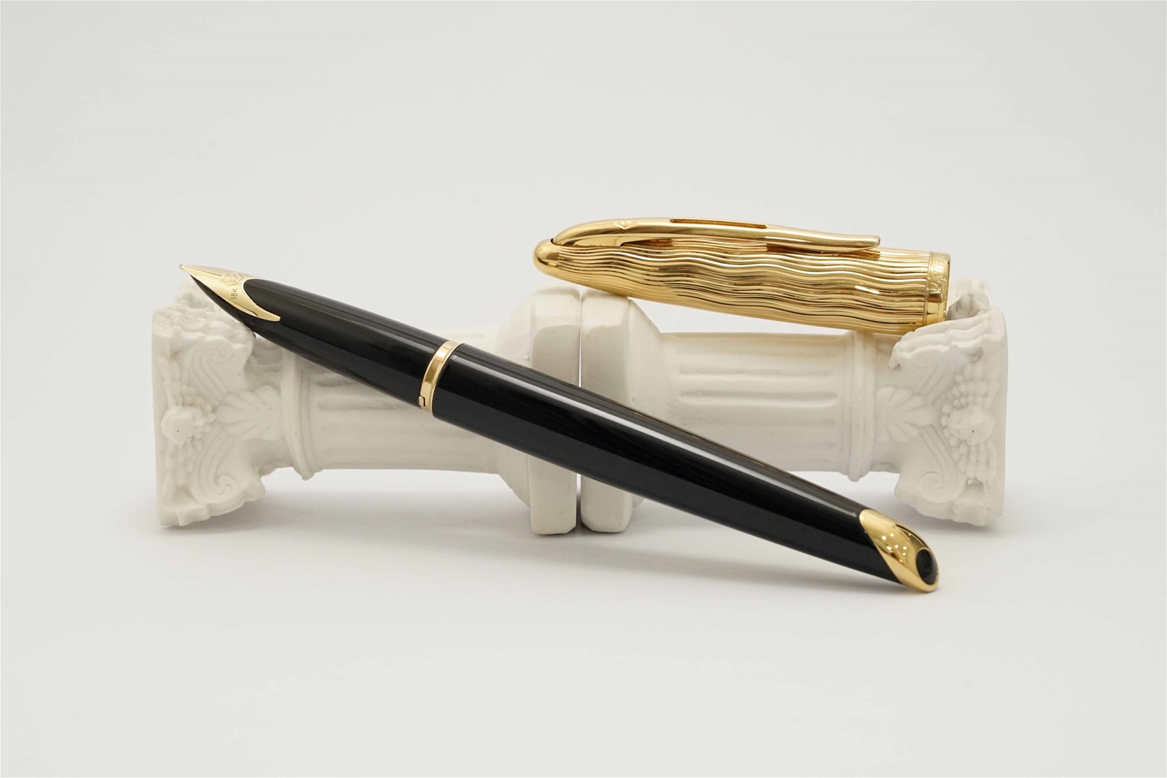 Bút máy Waterman Carene Essential Black & Gold 18K M