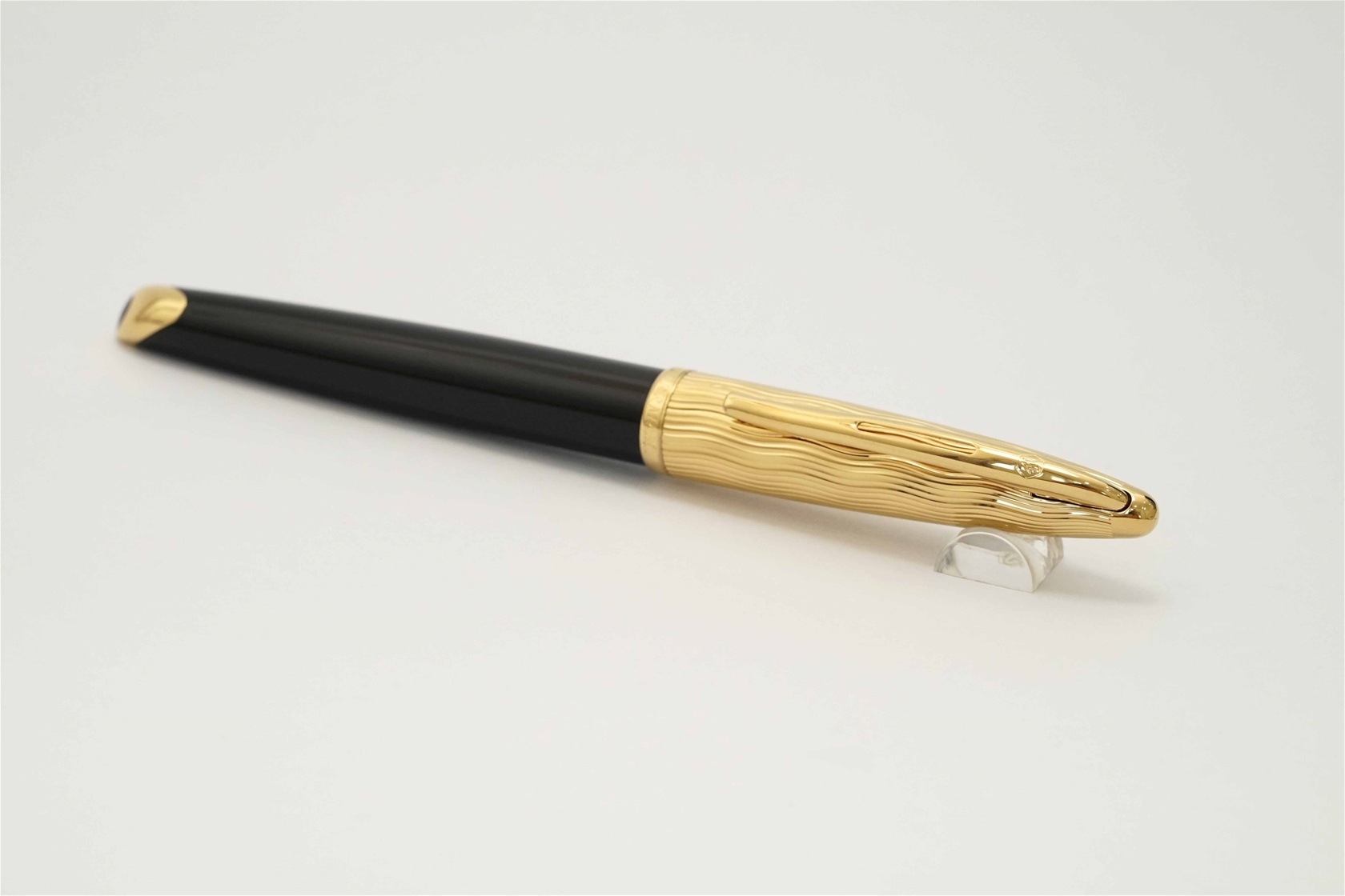 Bút máy Waterman Carene Essential Black & Gold 18K M
