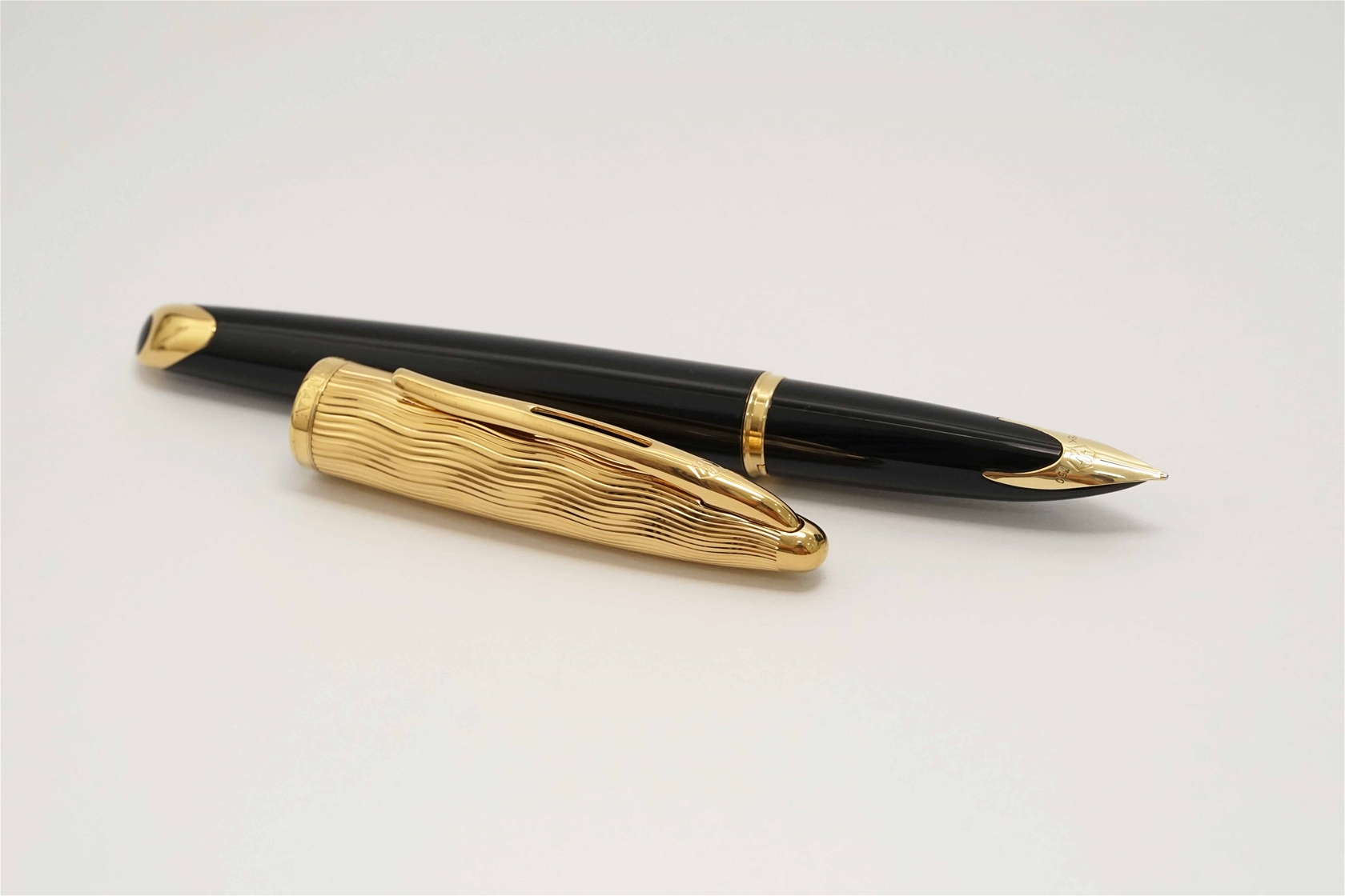 Bút máy Waterman Carene Essential Black & Gold 18K M