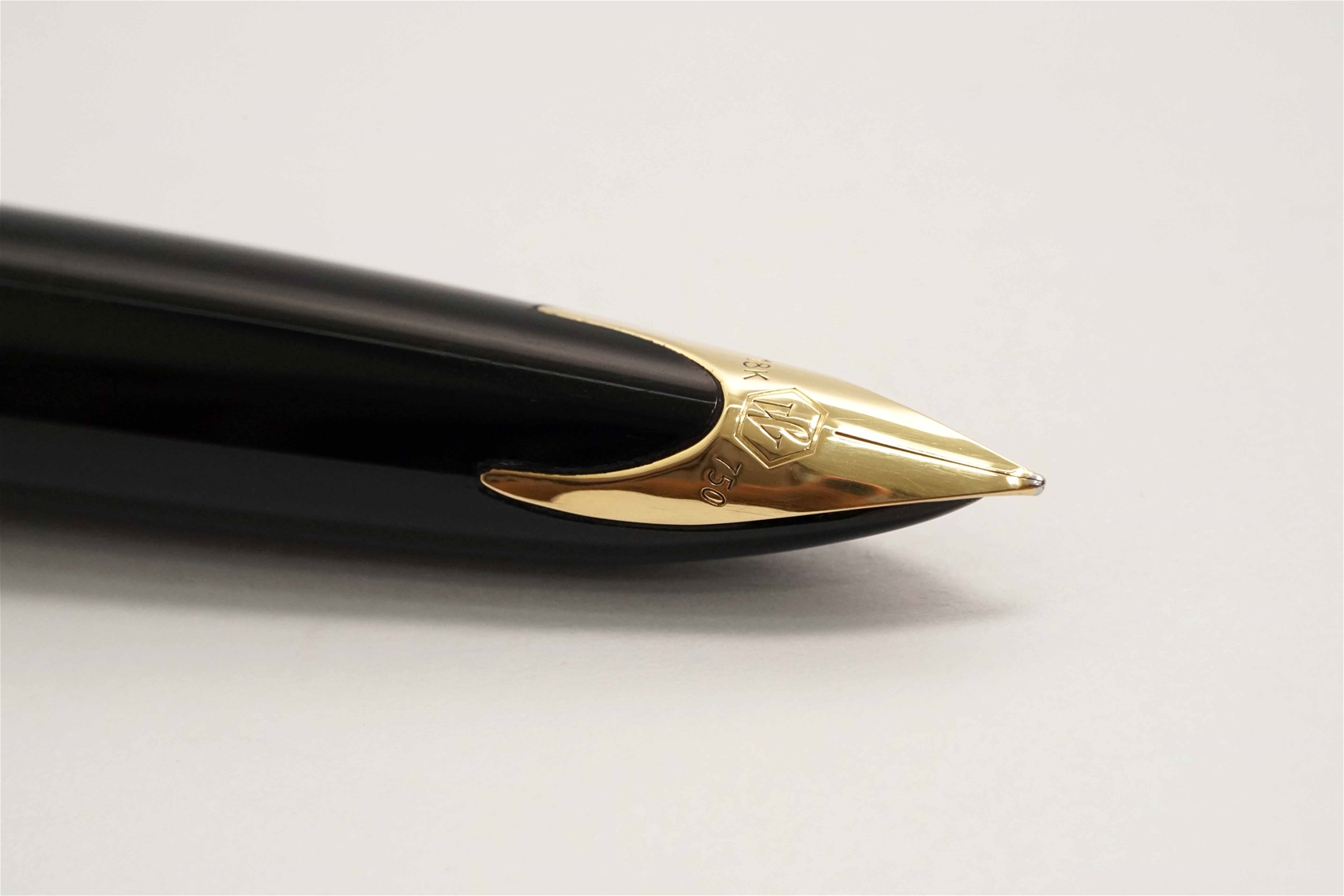 Bút máy Waterman Carene Essential Black & Gold 18K M