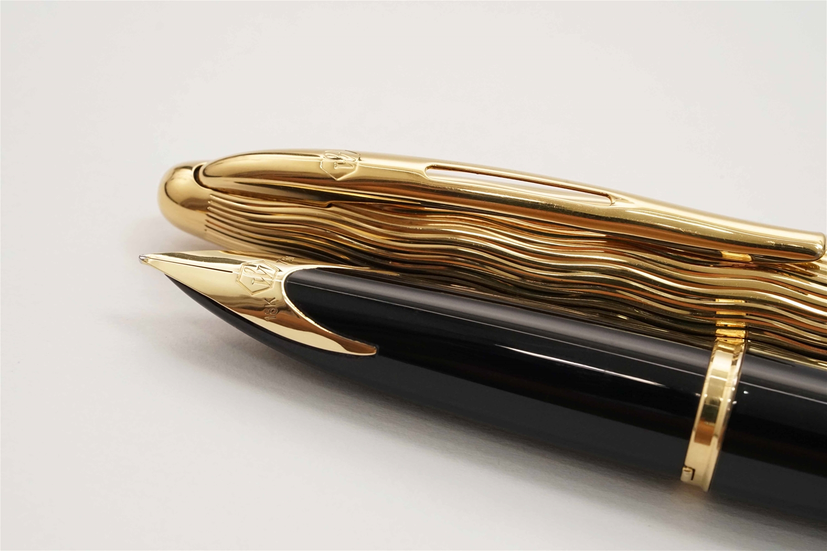 Bút máy Waterman Carene Essential Black & Gold 18K M
