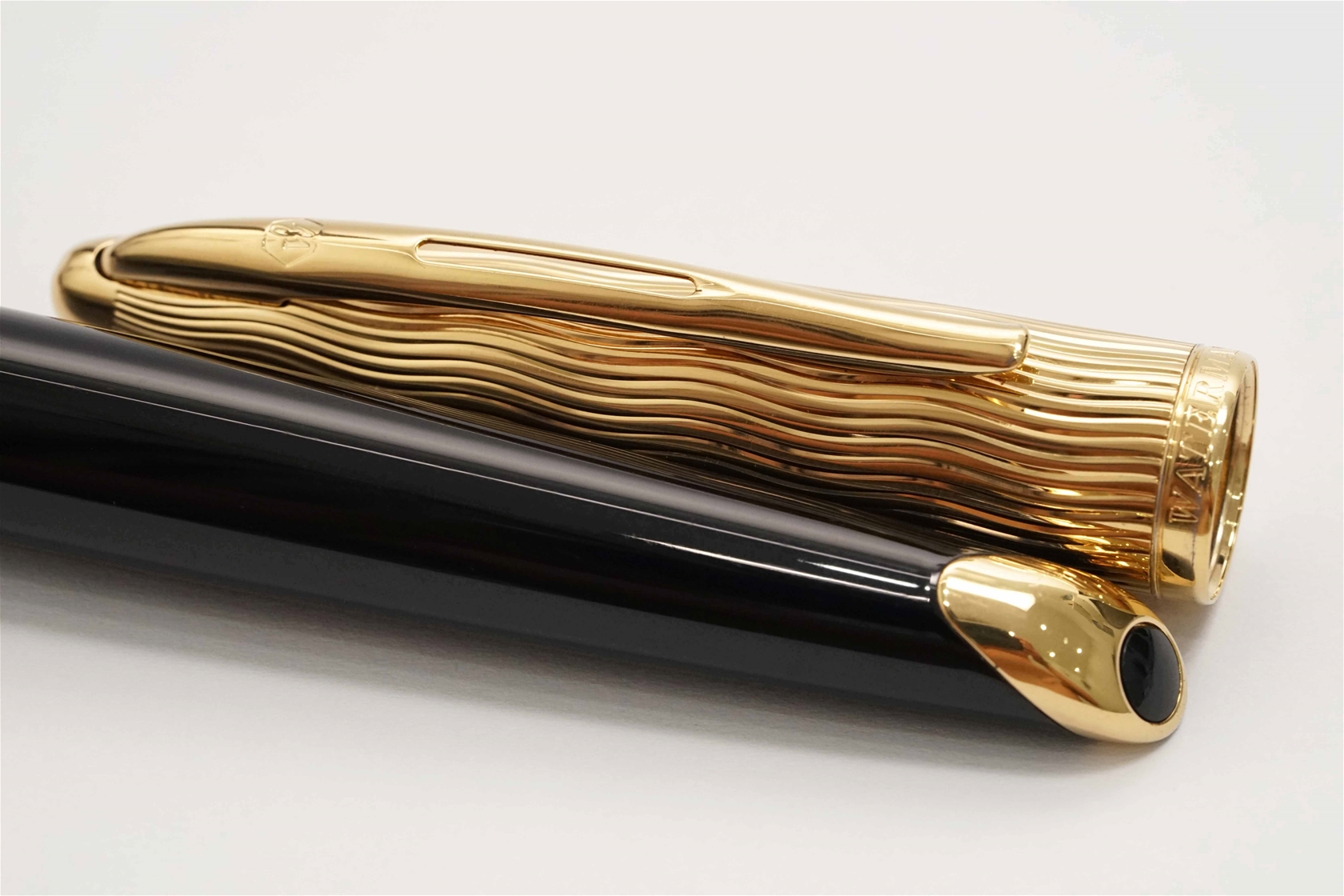 Bút máy Waterman Carene Essential Black & Gold 18K M