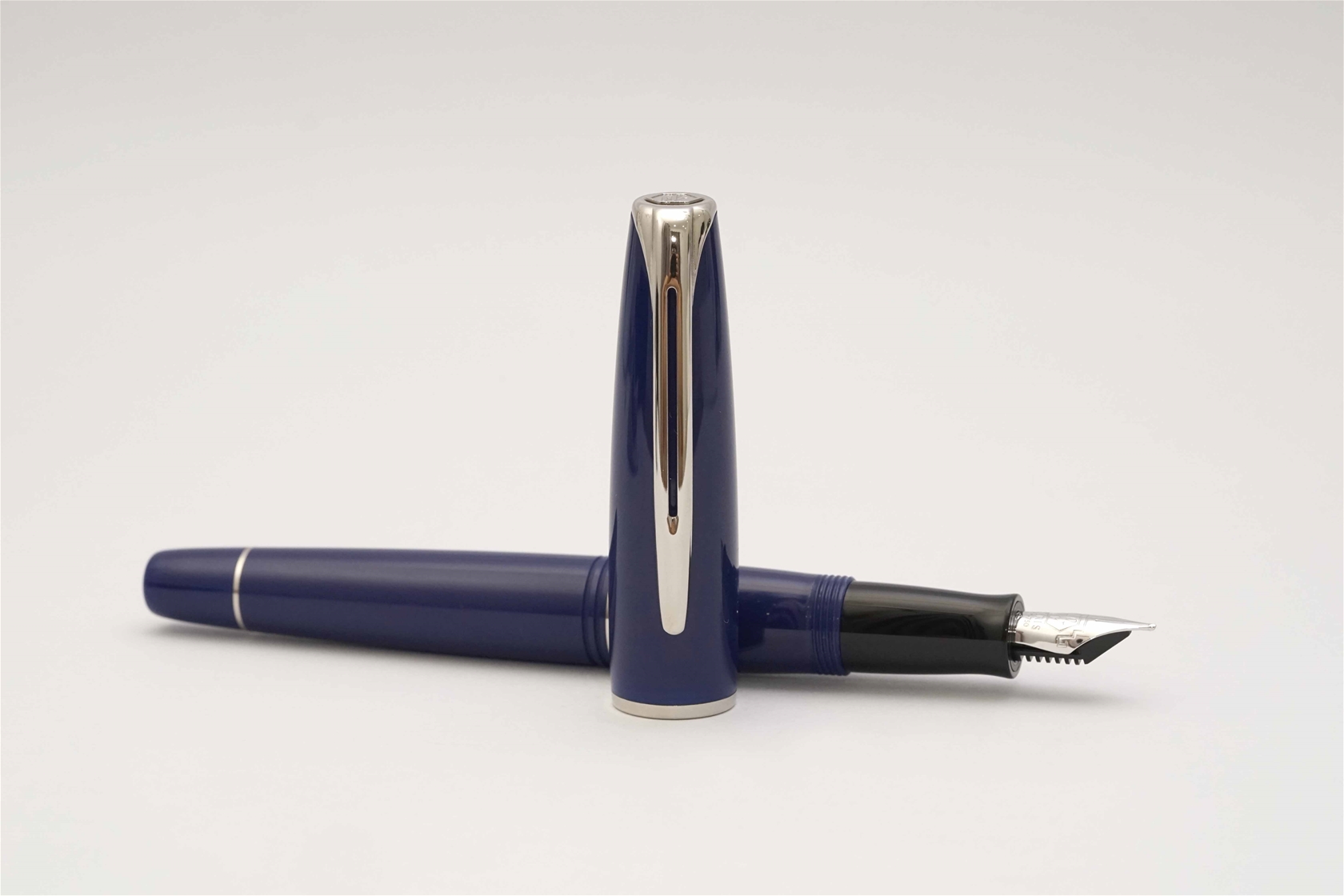 Bút máy Waterman Charleston Blue 18K M 