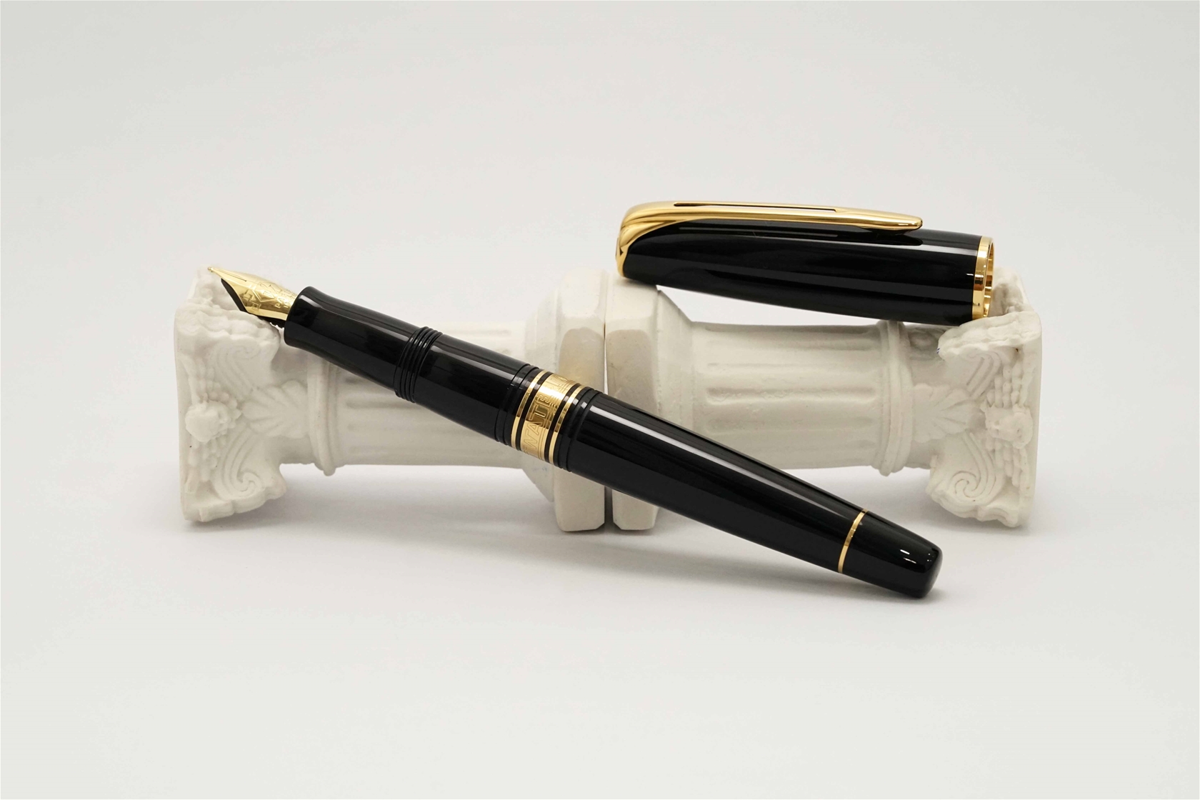 Bút máy Waterman Charleston Ebony Black 18K F