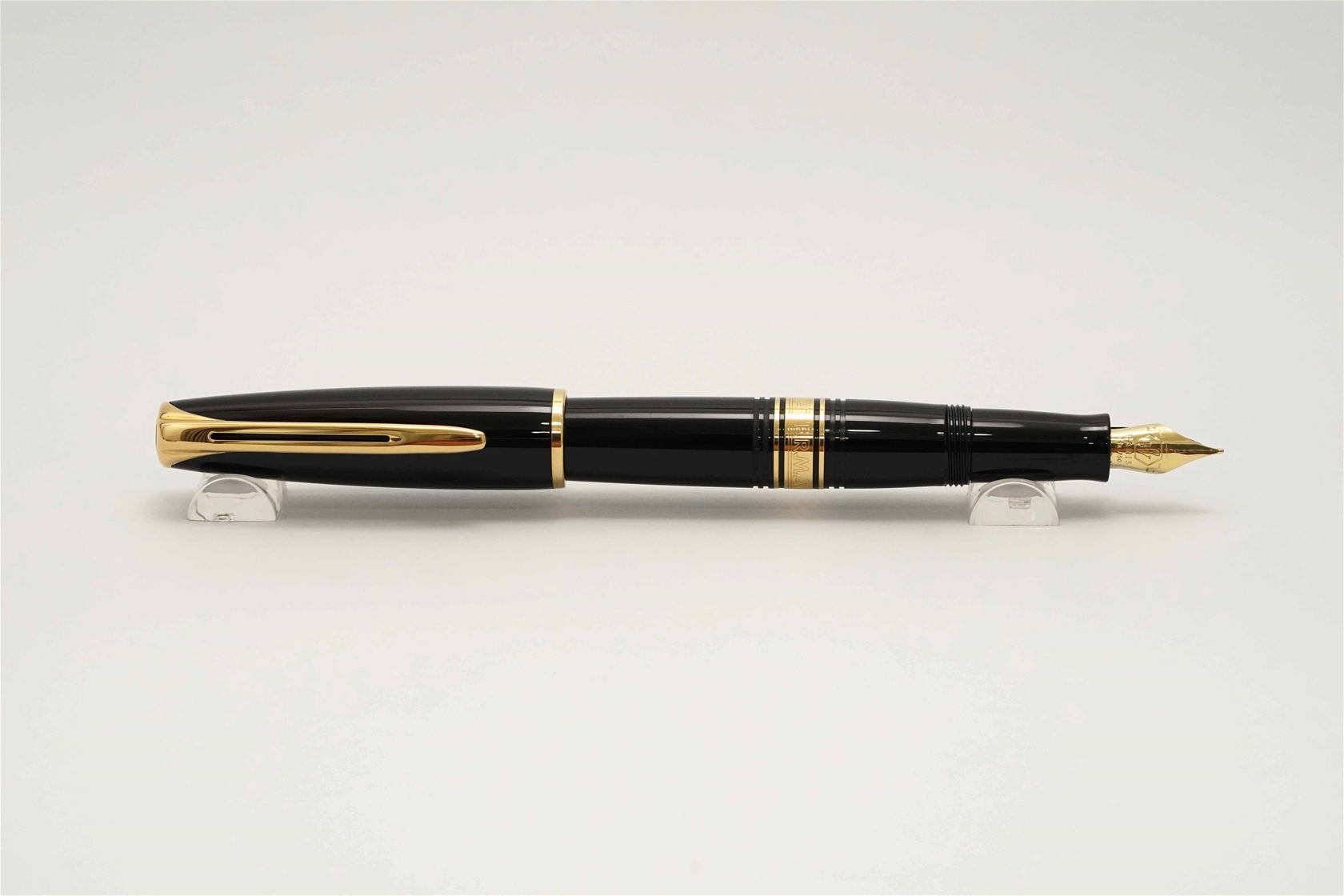 Bút máy Waterman Charleston Ebony Black 18K F