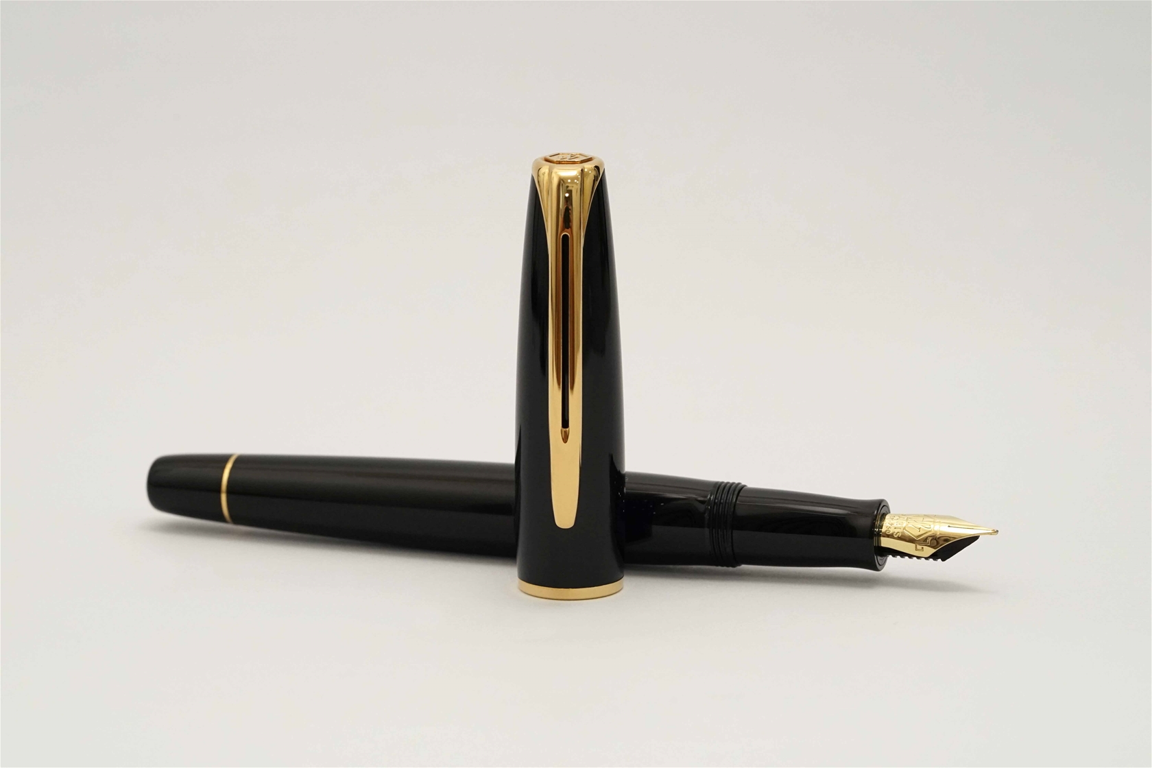 Bút máy Waterman Charleston Ebony Black 18K F