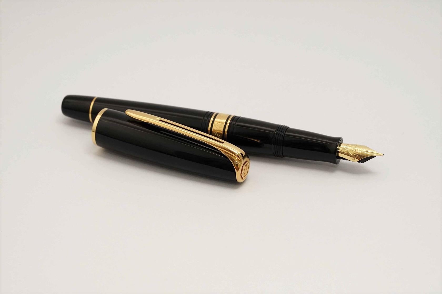 Bút máy Waterman Charleston Ebony Black 18K F